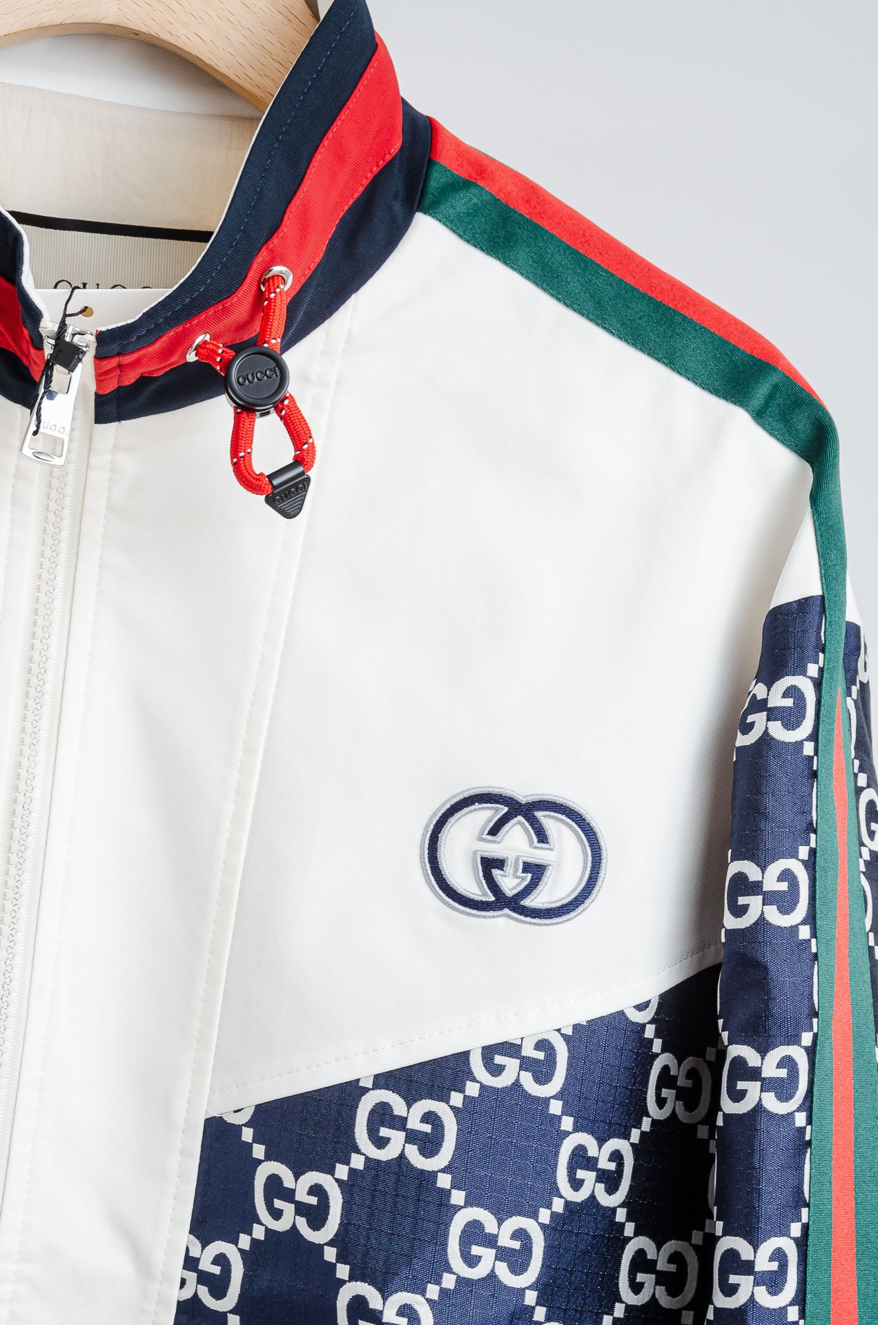 ☀️☀️ Gucci 2025FW字母时尚立领休闲夹克外套#藏蓝+白色主色，搭配红绿织带!双G图案品牌感