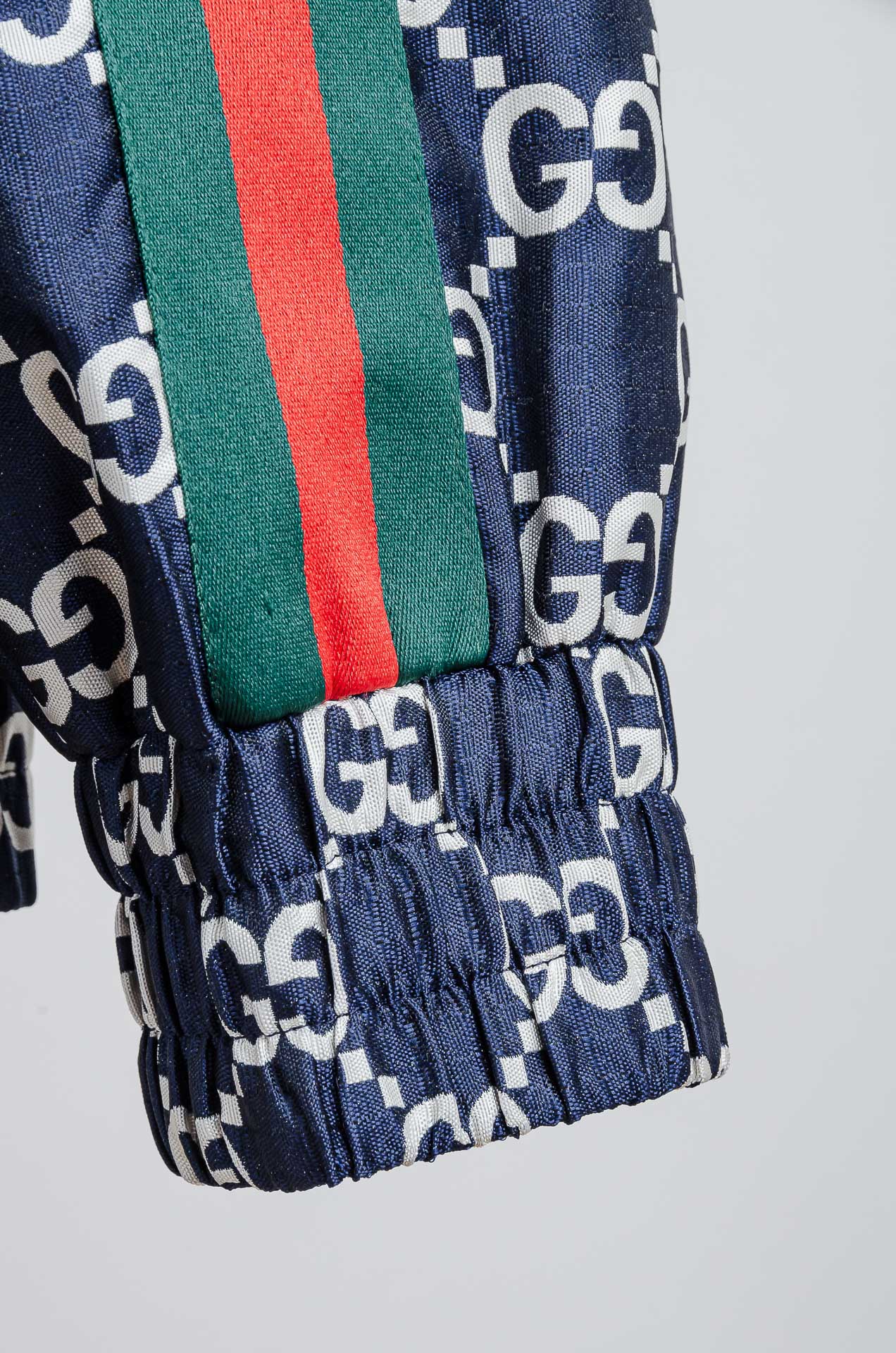 ☀️☀️ Gucci 2025FW字母时尚立领休闲夹克外套#藏蓝+白色主色，搭配红绿织带!双G图案品牌感