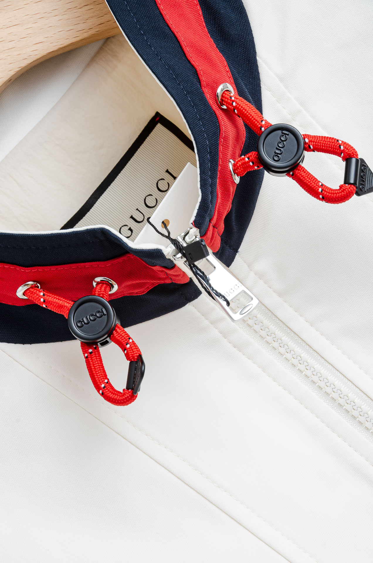 ☀️☀️ Gucci 2025FW字母时尚立领休闲夹克外套#藏蓝+白色主色，搭配红绿织带!双G图案品牌感