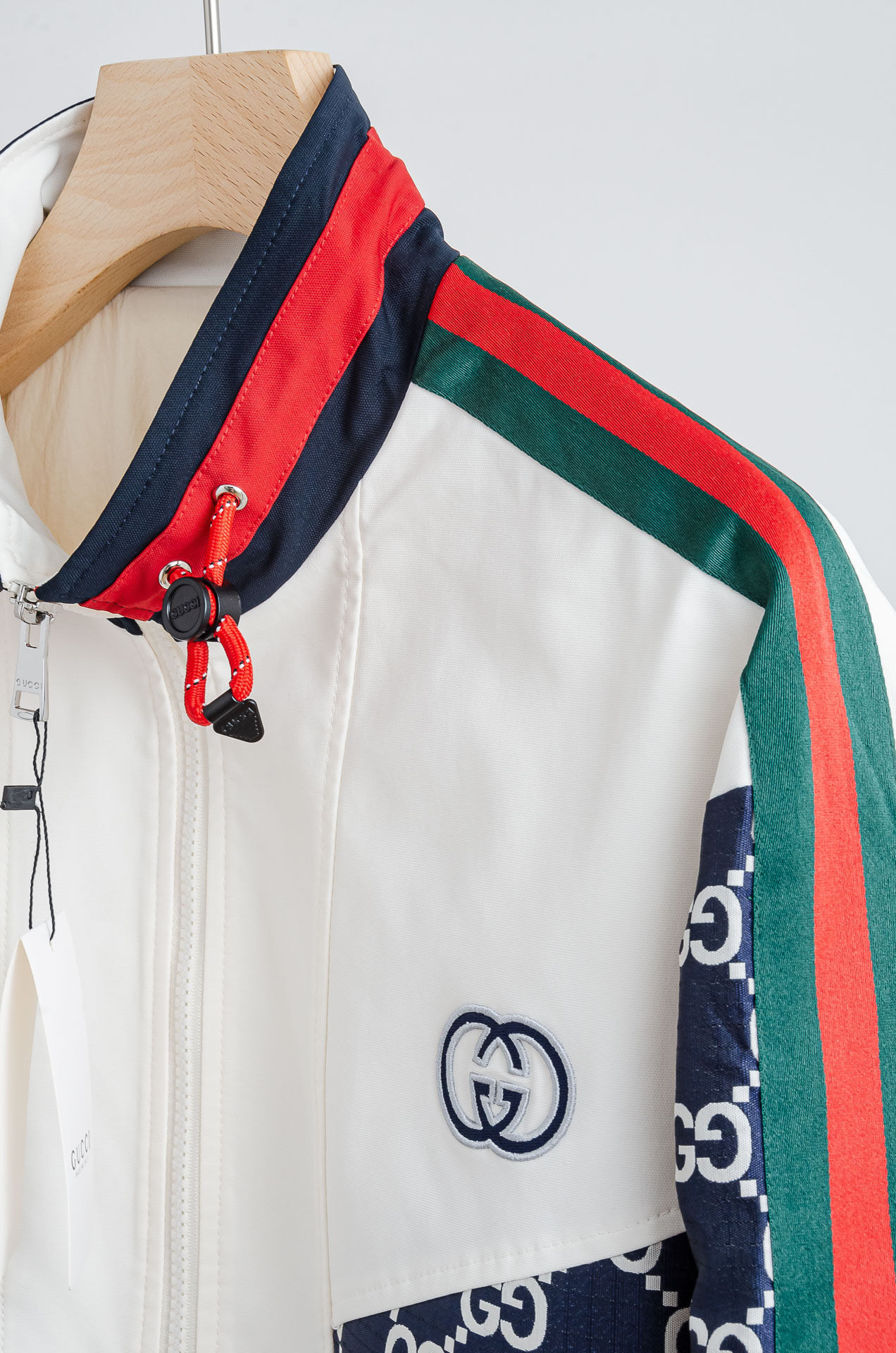 ☀️☀️ Gucci 2025FW字母时尚立领休闲夹克外套#藏蓝+白色主色，搭配红绿织带!双G图案品牌感