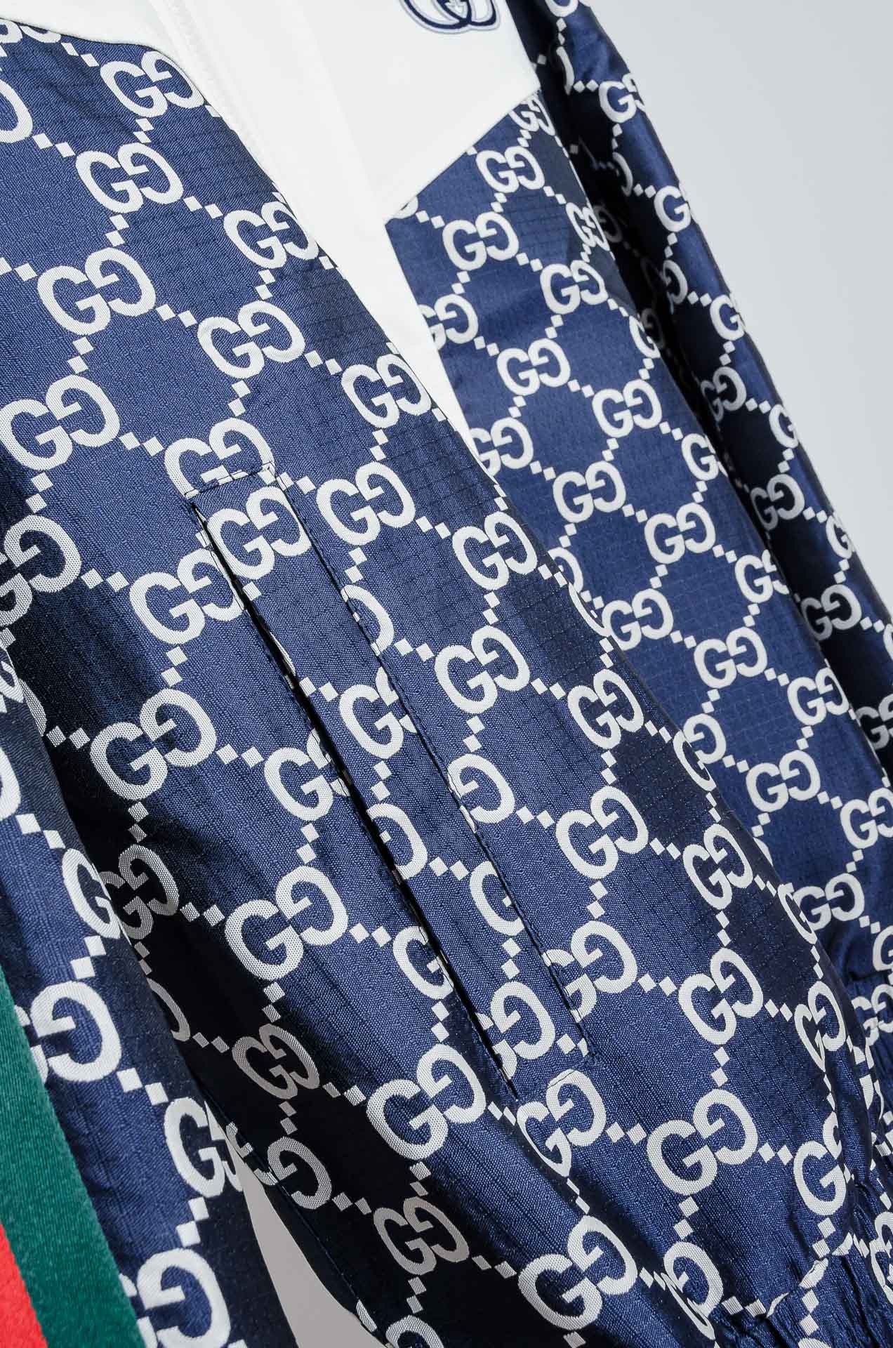 ☀️☀️ Gucci 2025FW字母时尚立领休闲夹克外套#藏蓝+白色主色，搭配红绿织带!双G图案品牌感