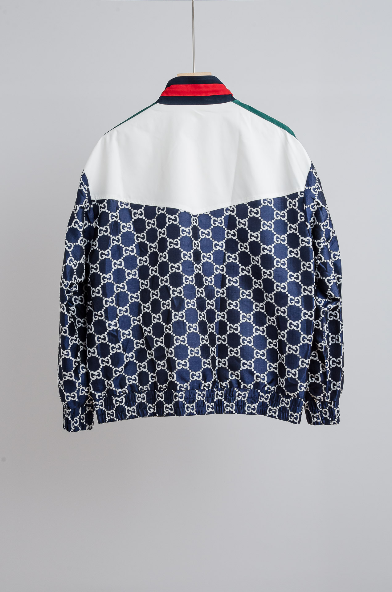☀️☀️ Gucci 2025FW字母时尚立领休闲夹克外套#藏蓝+白色主色，搭配红绿织带!双G图案品牌感