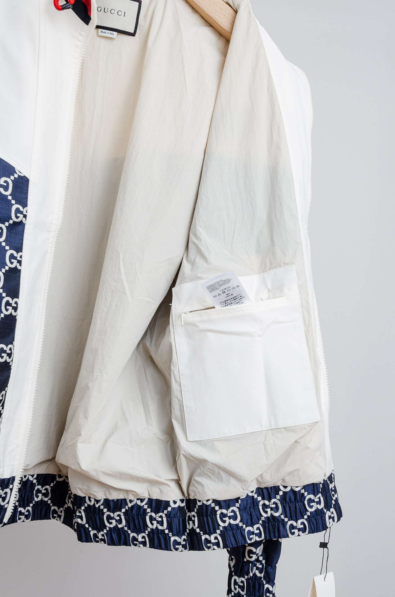 ☀️☀️ Gucci 2025FW字母时尚立领休闲夹克外套#藏蓝+白色主色，搭配红绿织带!双G图案品牌感