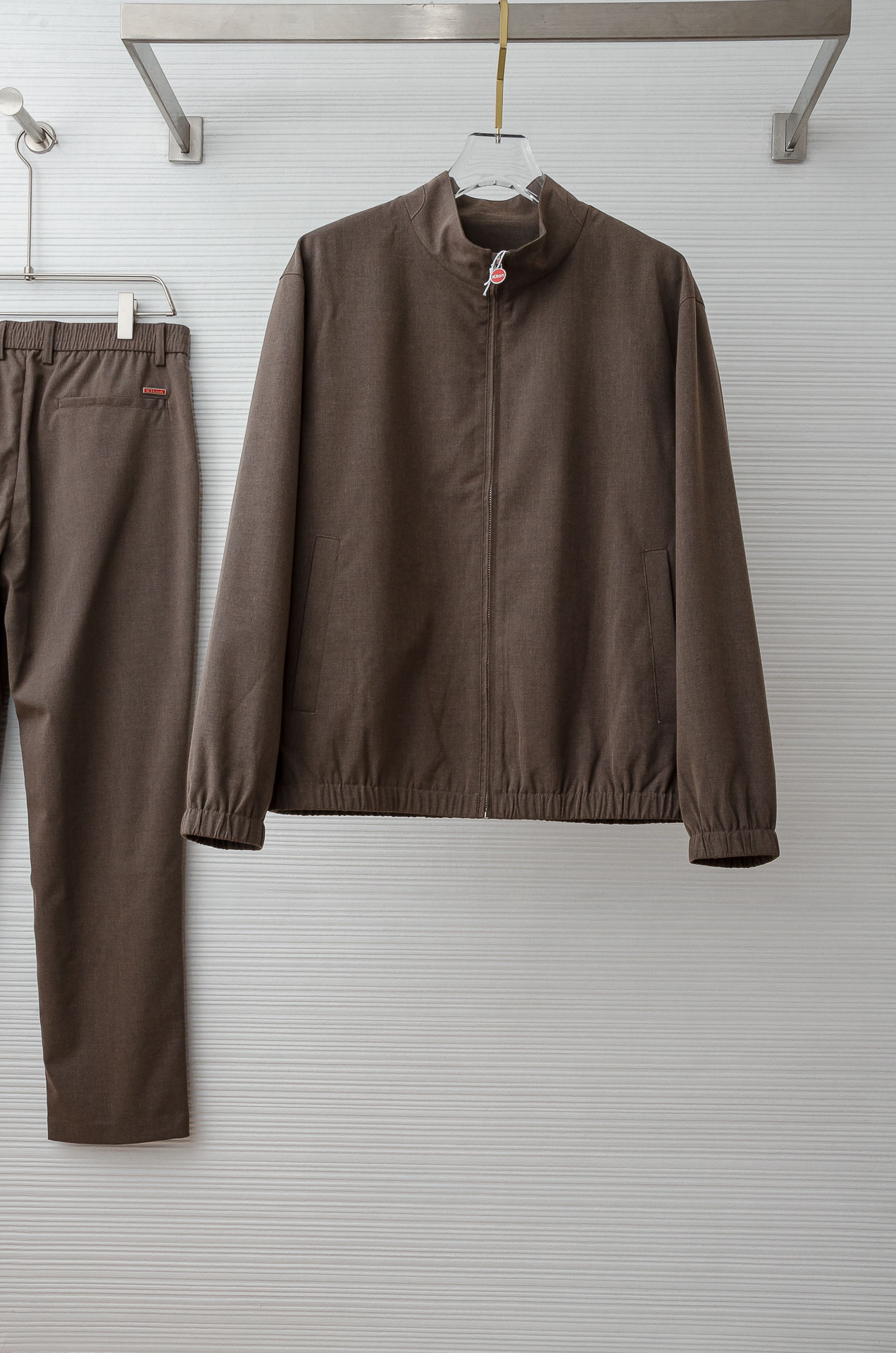 Kiton 2026FW新品套装 【外套➕裤子】此款套装版型立体精致不易起皱，上身舒适却不失柔软度，亲肤