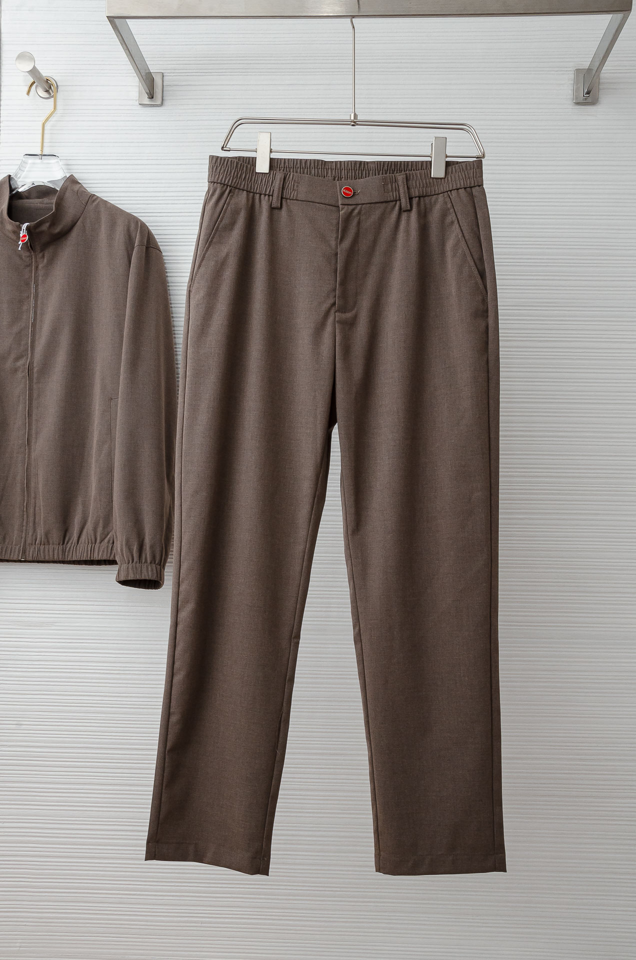 Kiton 2026FW新品套装 【外套➕裤子】此款套装版型立体精致不易起皱，上身舒适却不失柔软度，亲肤