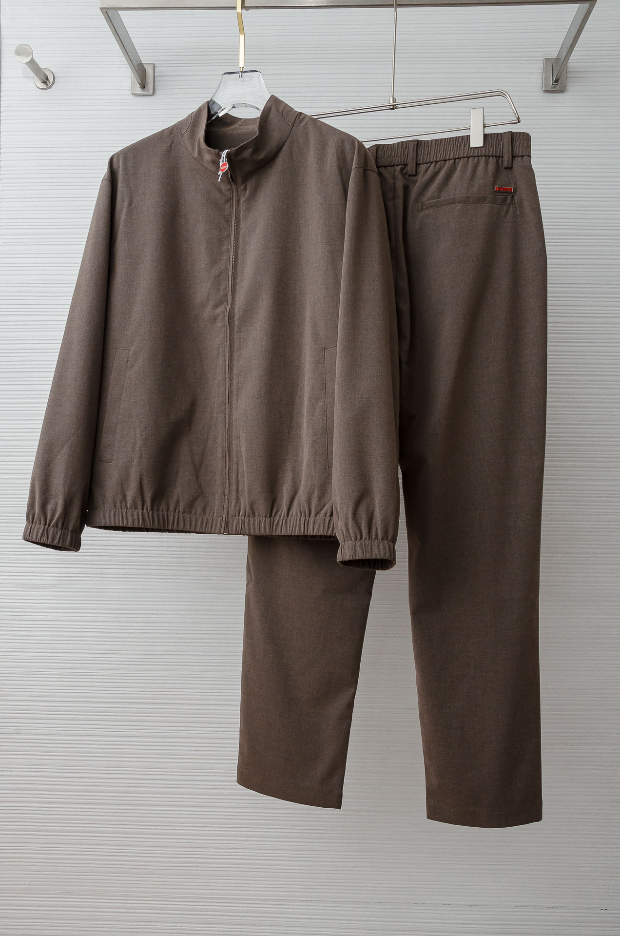 Kiton 2026FW新品套装 【外套➕裤子】此款套装版型立体精致不易起皱，上身舒适却不失柔软度，亲肤