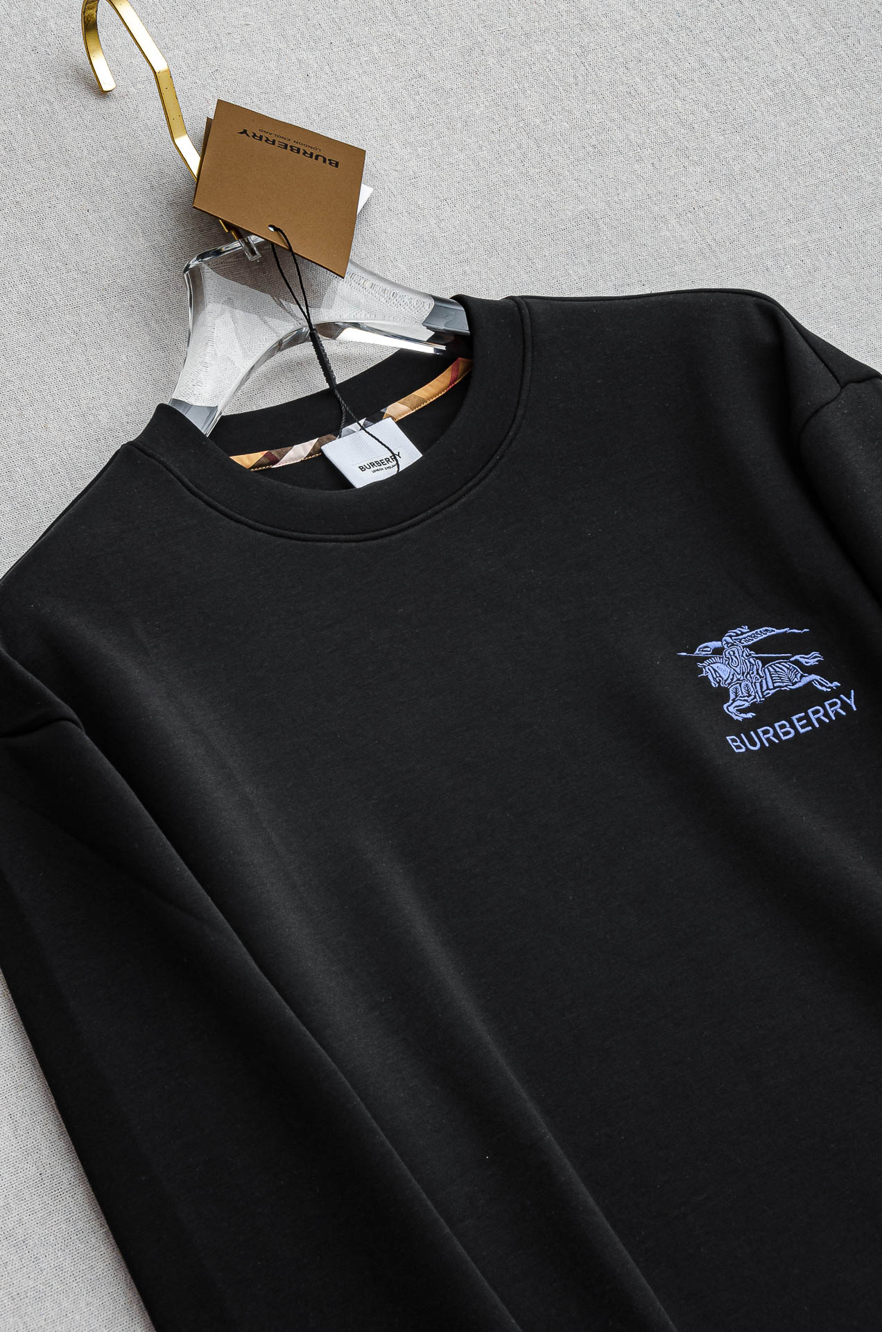 BURB#ERRY 巴/宝莉2026FW圆领长袖男士套头卫衣#质感硬朗挺拔有型，版型立体不易起皱，上身舒