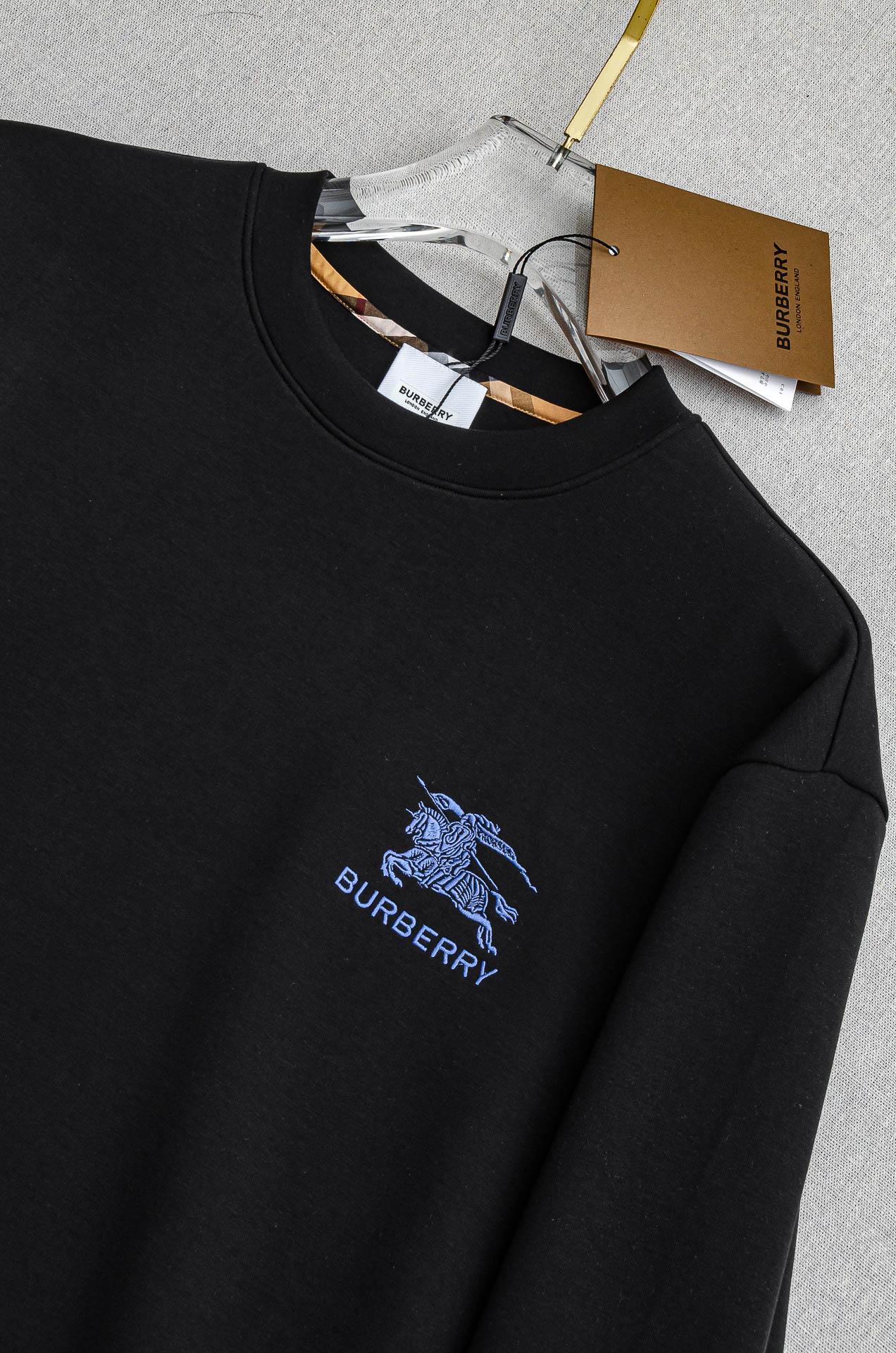 BURB#ERRY 巴/宝莉2026FW圆领长袖男士套头卫衣#质感硬朗挺拔有型，版型立体不易起皱，上身舒