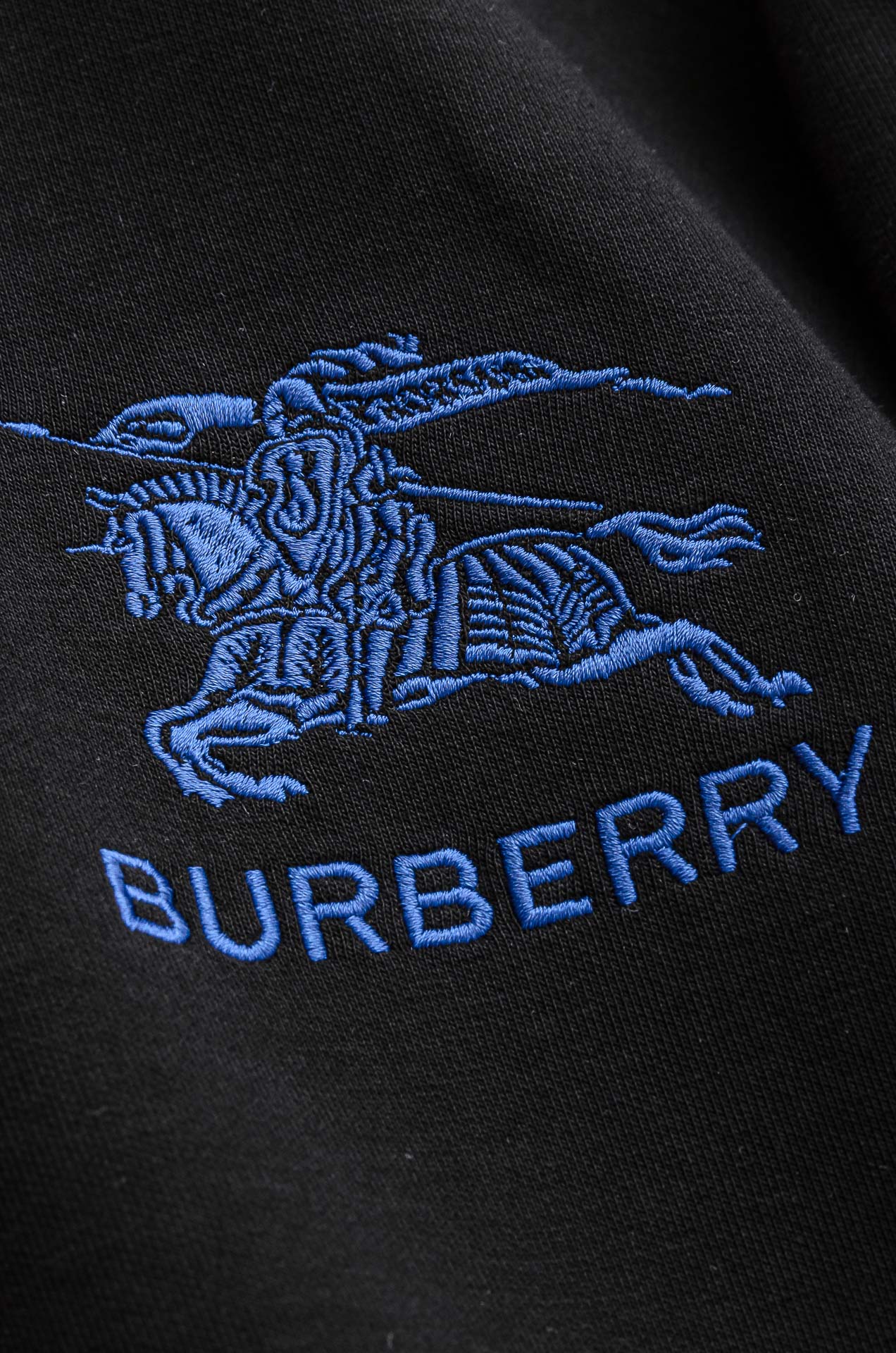 BURB#ERRY 巴/宝莉2026FW圆领长袖男士套头卫衣#质感硬朗挺拔有型，版型立体不易起皱，上身舒