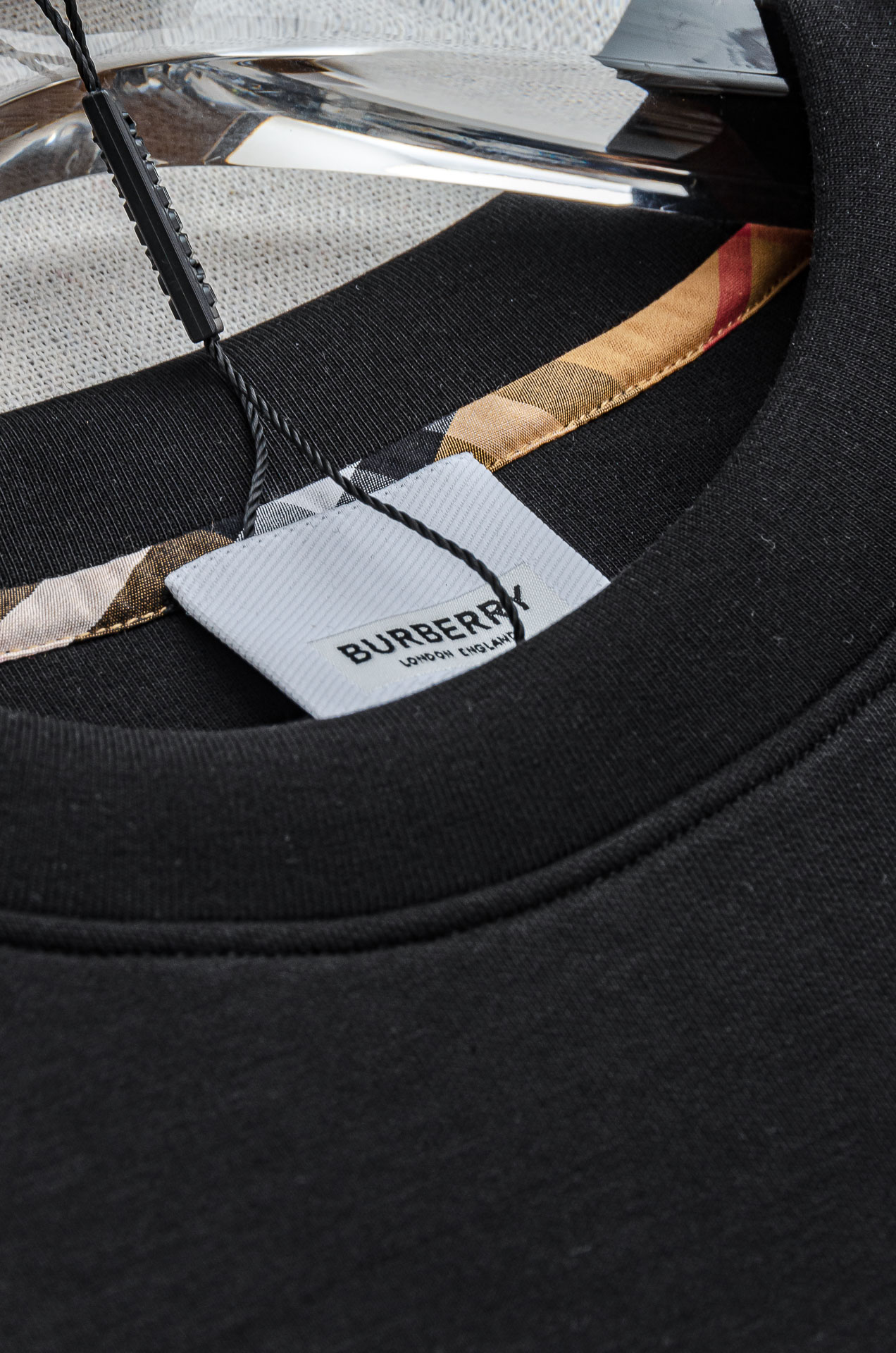 BURB#ERRY 巴/宝莉2026FW圆领长袖男士套头卫衣#质感硬朗挺拔有型，版型立体不易起皱，上身舒