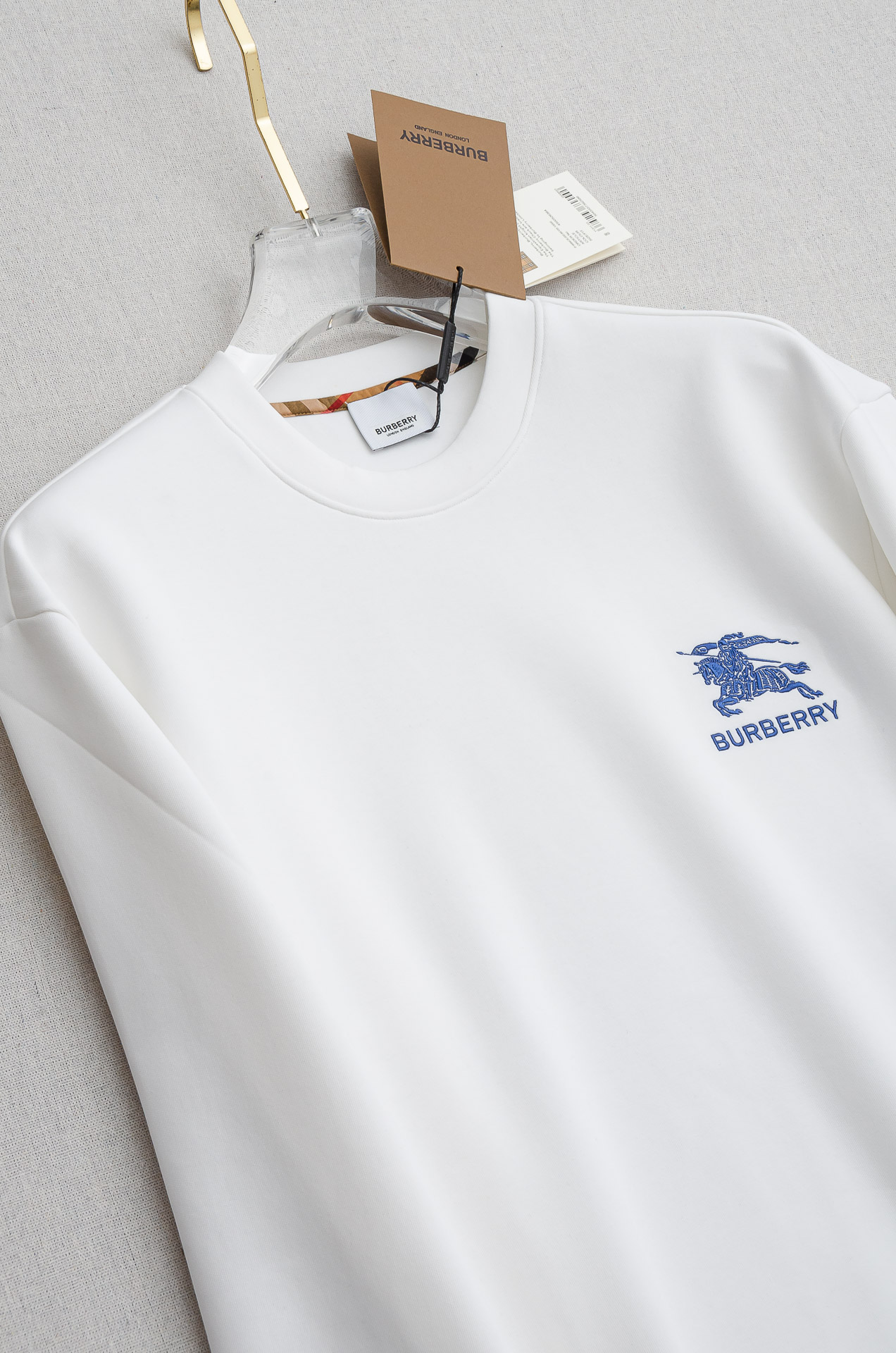 BURB#ERRY 巴/宝莉2026FW圆领长袖男士套头卫衣#质感硬朗挺拔有型，版型立体不易起皱，上身舒