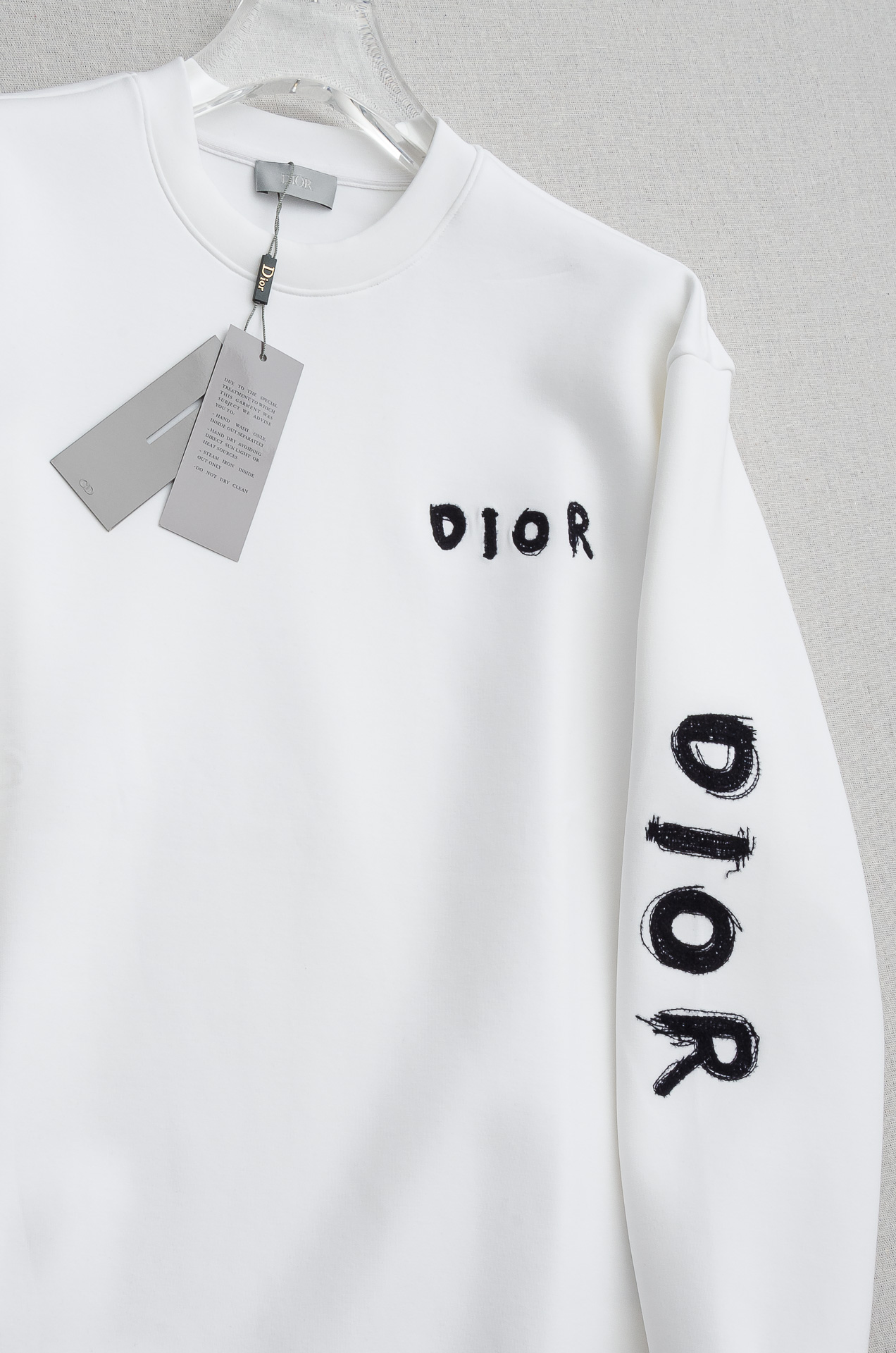 Dior 迪奥2026FW圆领长袖男士套头卫衣#质感硬朗挺拔有型，版型立体不易起皱，上身舒适却不失柔软度