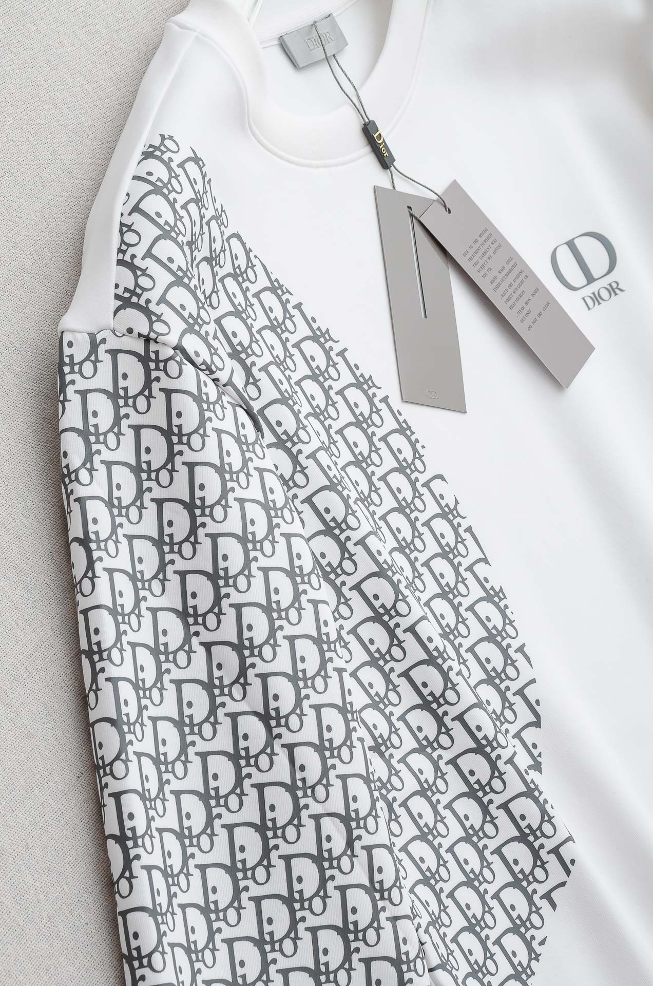 Dior 迪奥2026FW圆领长袖男士套头卫衣#质感硬朗挺拔有型，版型立体不易起皱，上身舒适却不失柔软度