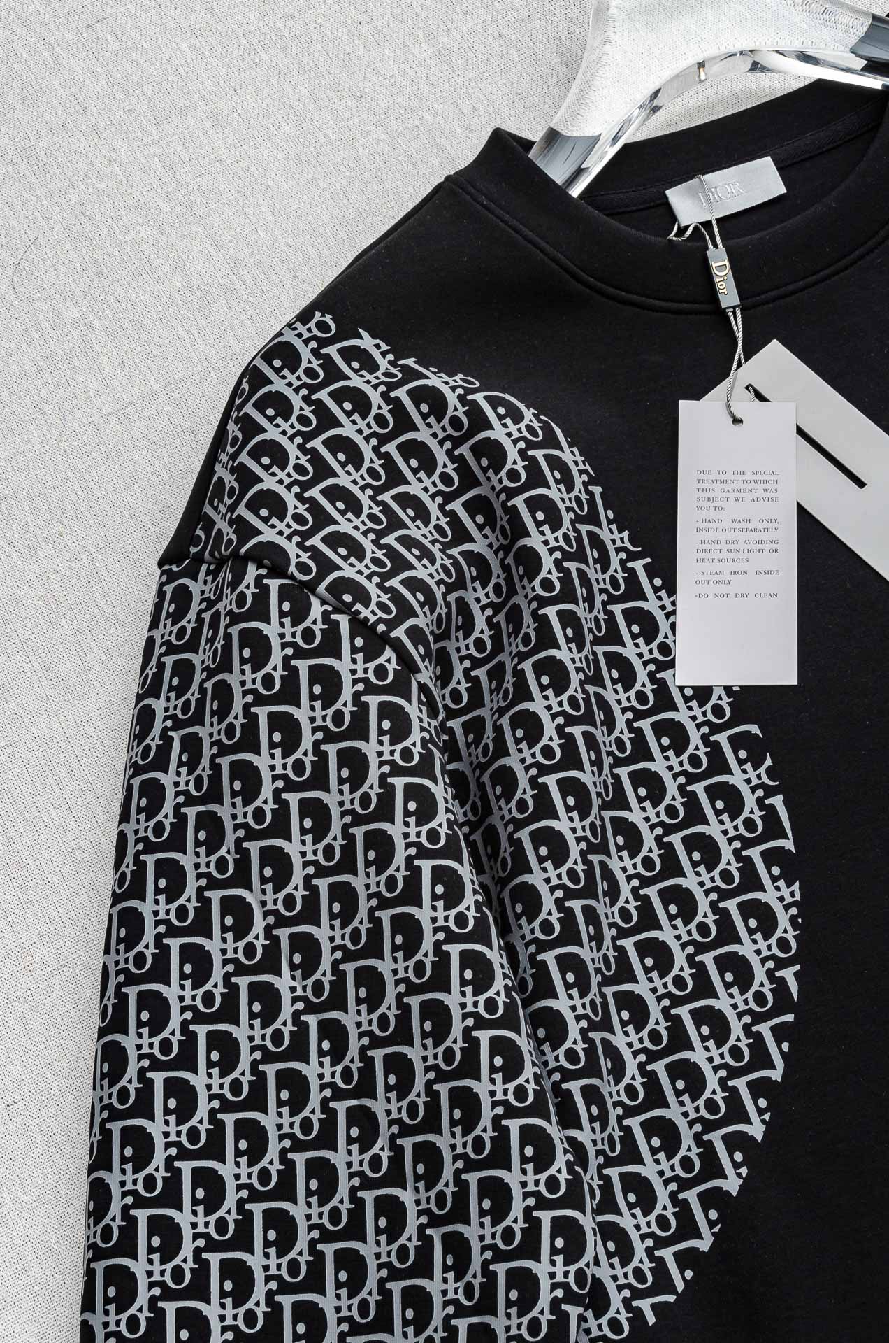 Dior 迪奥2026FW圆领长袖男士套头卫衣#质感硬朗挺拔有型，版型立体不易起皱，上身舒适却不失柔软度