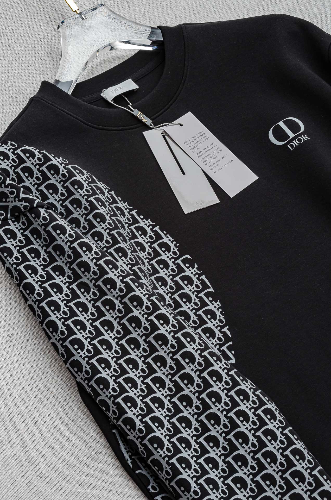 Dior 迪奥2026FW圆领长袖男士套头卫衣#质感硬朗挺拔有型，版型立体不易起皱，上身舒适却不失柔软度