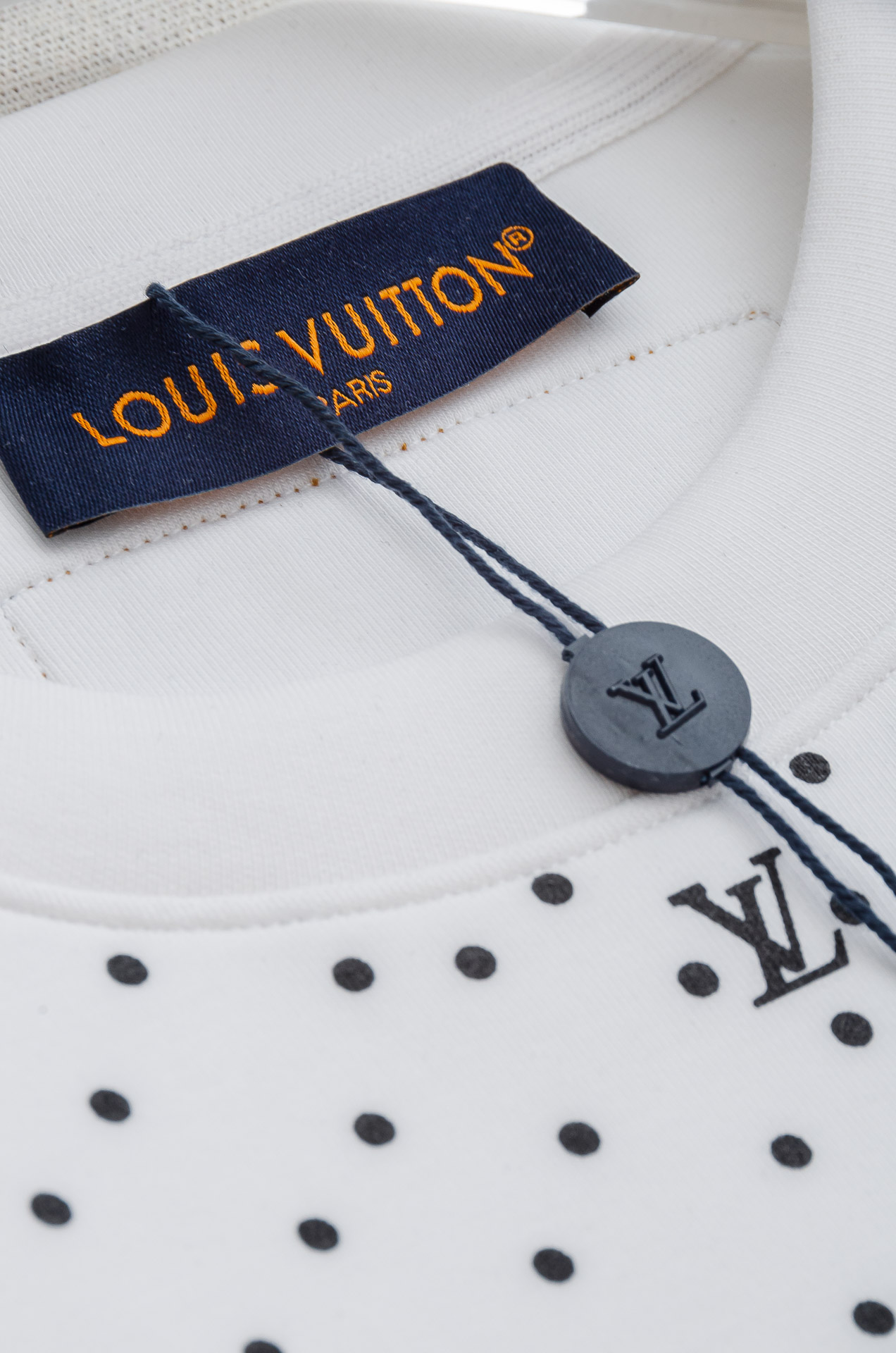 LV 2025FW圆领长袖男士套头卫衣#选用进口56%聚酯纤维 36%再生纤维8%氨纶面料，质感硬朗挺拔