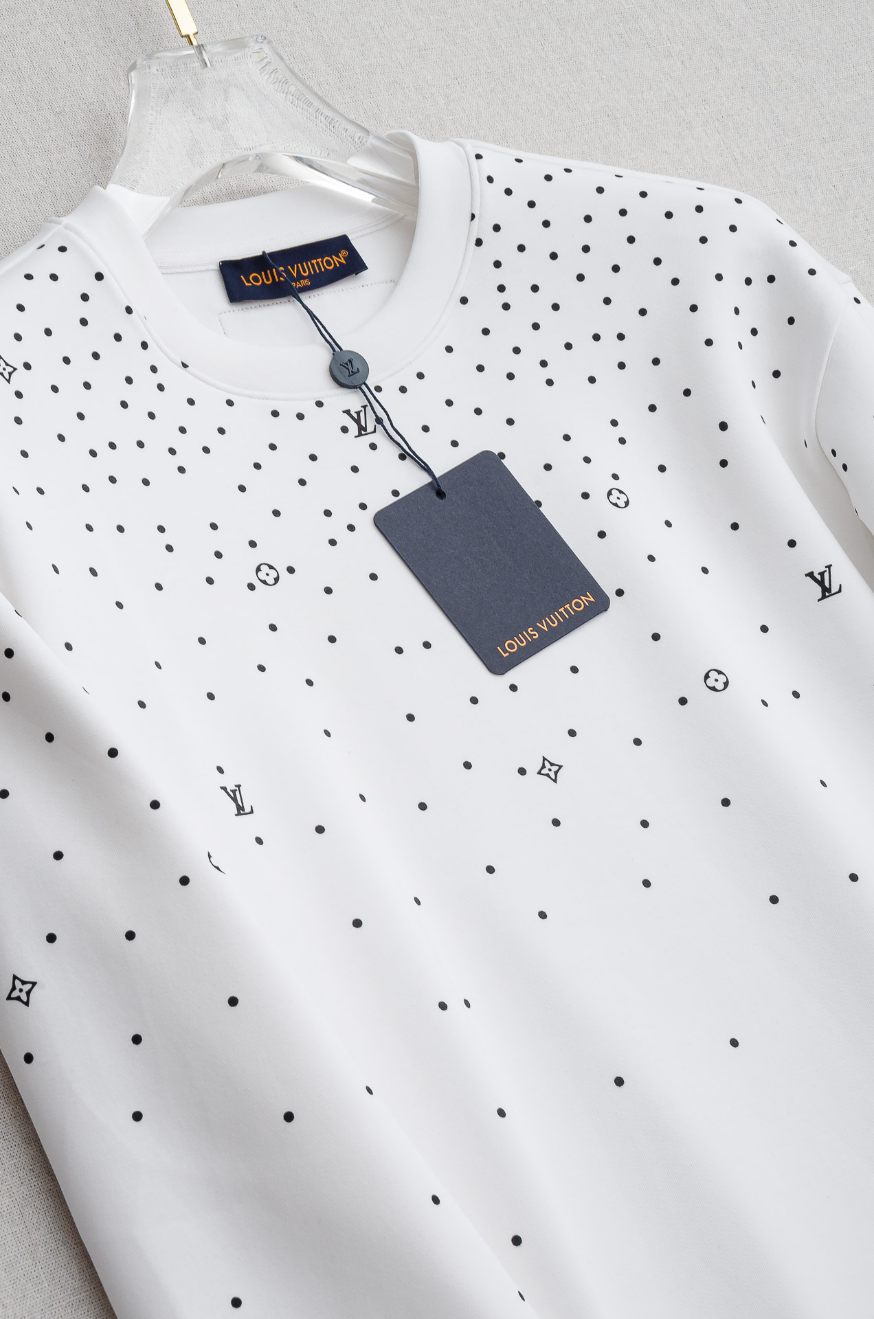 LV 2025FW圆领长袖男士套头卫衣#选用进口56%聚酯纤维 36%再生纤维8%氨纶面料，质感硬朗挺拔