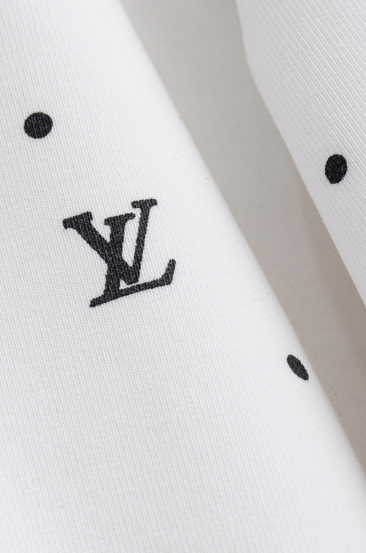 LV 2025FW圆领长袖男士套头卫衣#选用进口56%聚酯纤维 36%再生纤维8%氨纶面料，质感硬朗挺拔