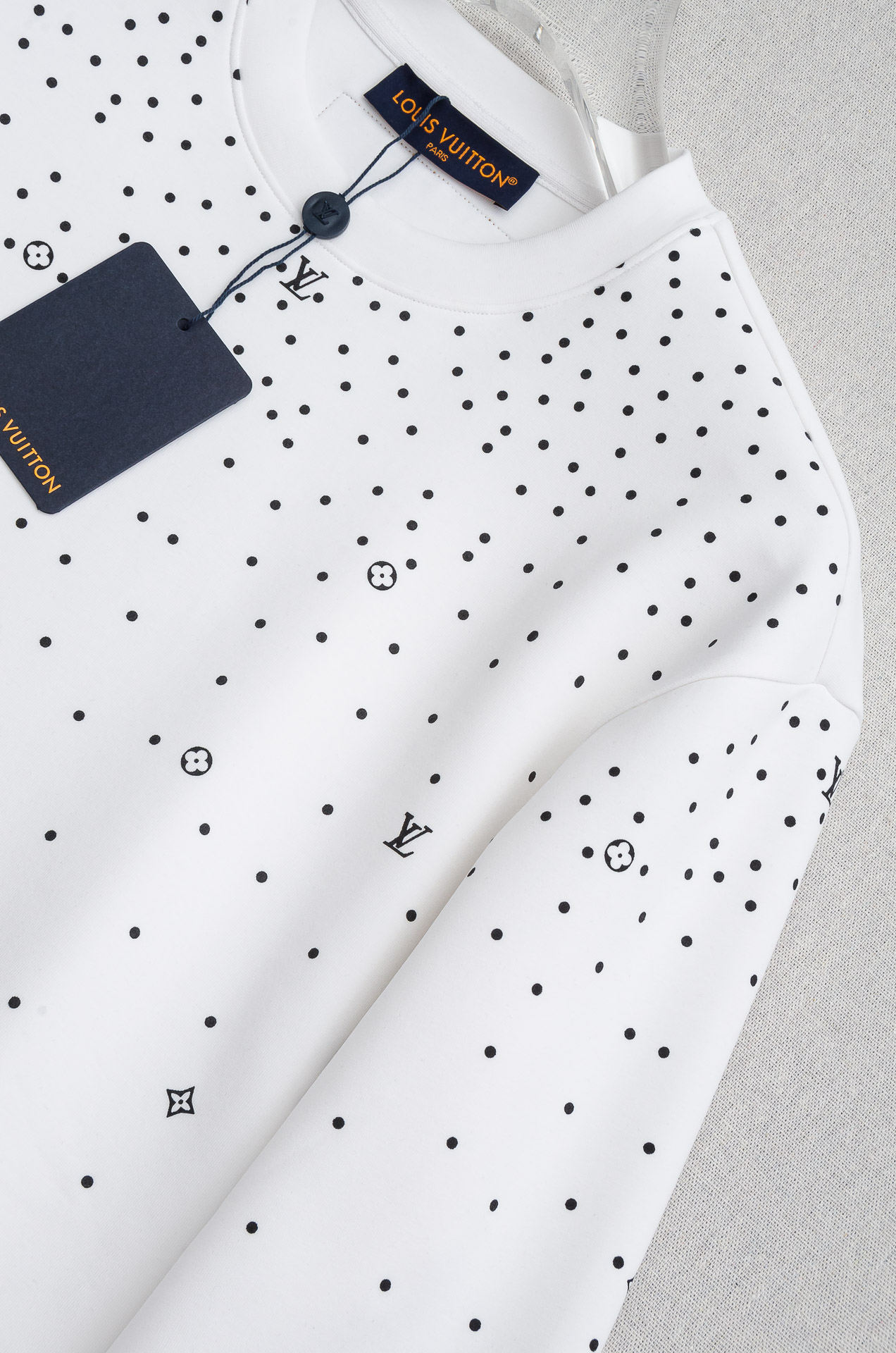 LV 2025FW圆领长袖男士套头卫衣#选用进口56%聚酯纤维 36%再生纤维8%氨纶面料，质感硬朗挺拔