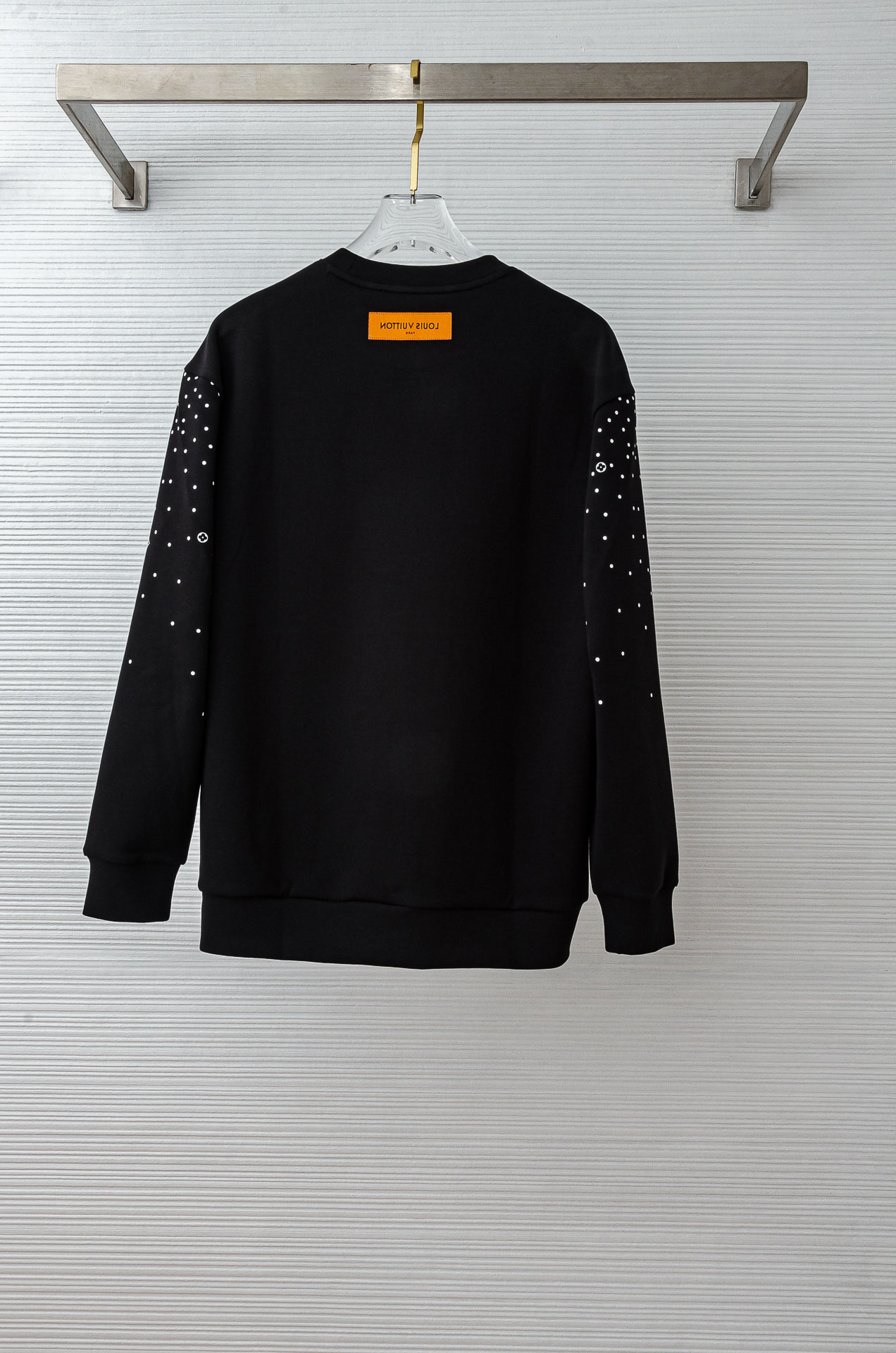 LV 2025FW圆领长袖男士套头卫衣#选用进口56%聚酯纤维 36%再生纤维8%氨纶面料，质感硬朗挺拔