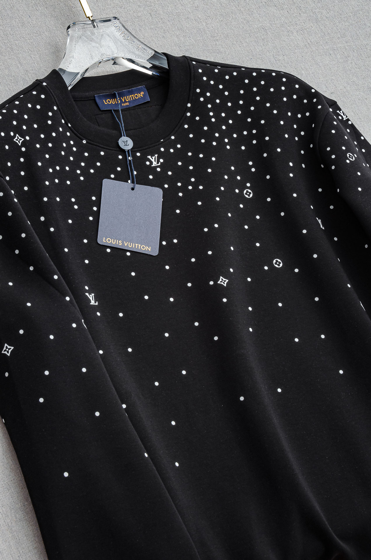 LV 2025FW圆领长袖男士套头卫衣#选用进口56%聚酯纤维 36%再生纤维8%氨纶面料，质感硬朗挺拔