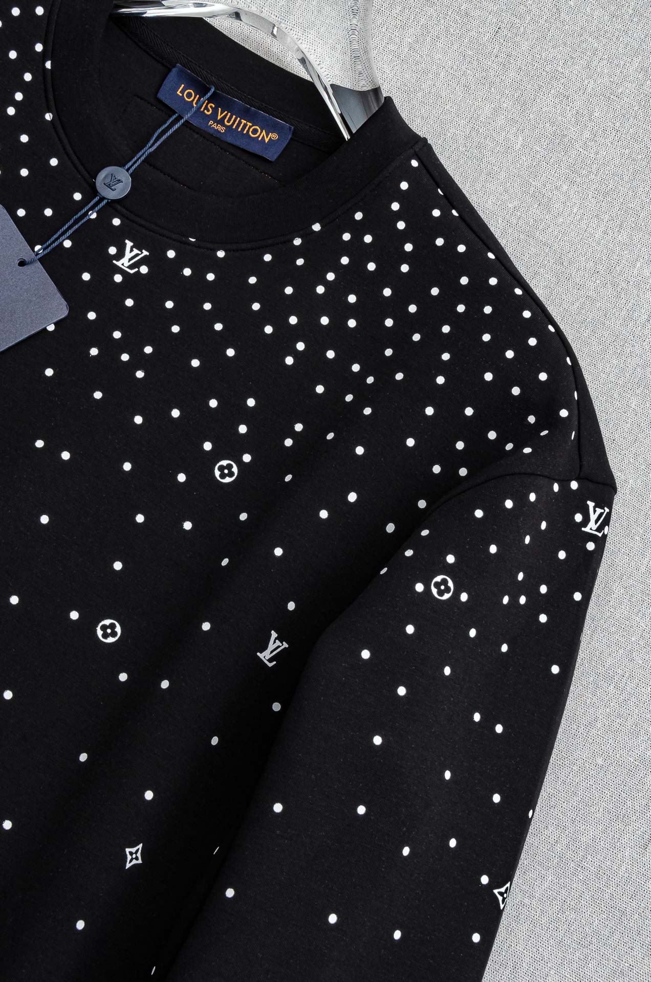 LV 2025FW圆领长袖男士套头卫衣#选用进口56%聚酯纤维 36%再生纤维8%氨纶面料，质感硬朗挺拔