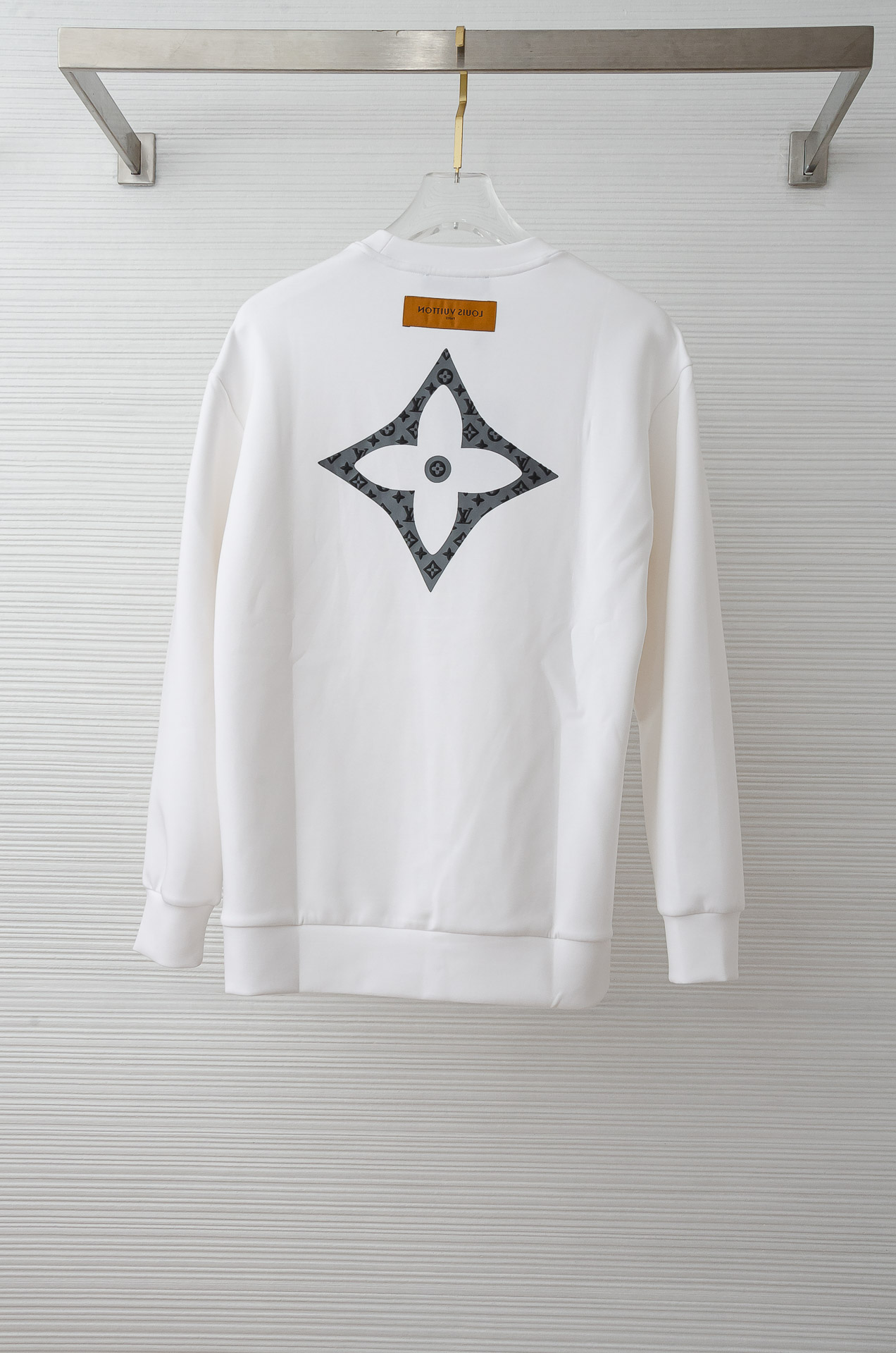 LV 2025FW圆领长袖男士套头卫衣#选用进口56%聚酯纤维 36%再生纤维8%氨纶面料，质感硬朗挺拔