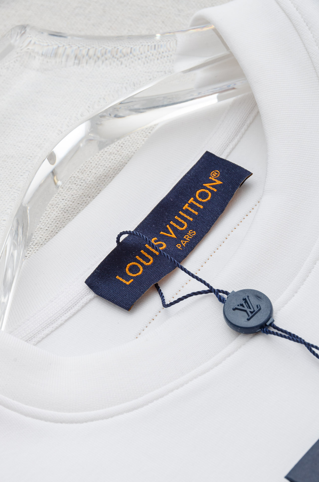 LV 2025FW圆领长袖男士套头卫衣#选用进口56%聚酯纤维 36%再生纤维8%氨纶面料，质感硬朗挺拔