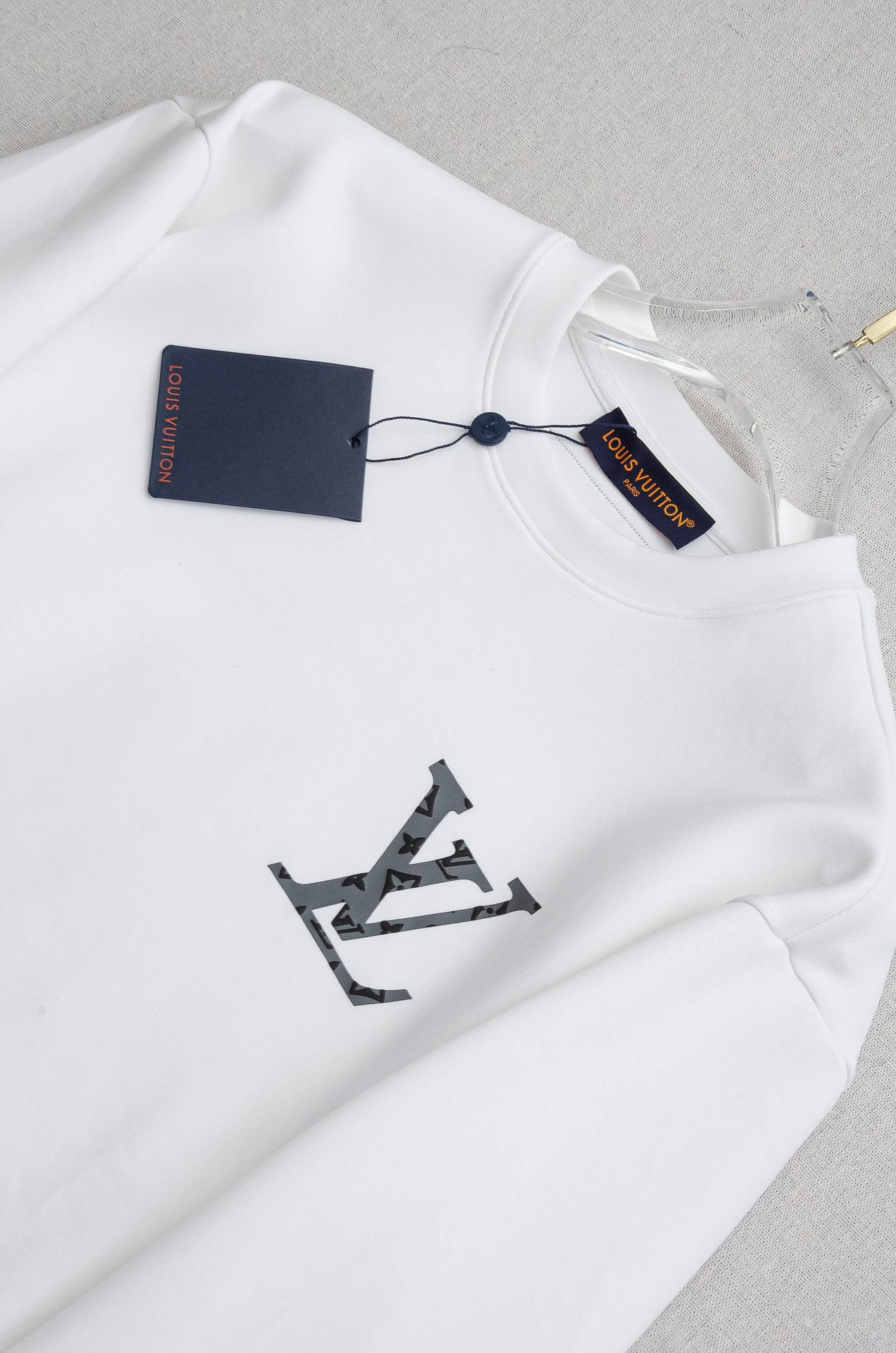 LV 2025FW圆领长袖男士套头卫衣#选用进口56%聚酯纤维 36%再生纤维8%氨纶面料，质感硬朗挺拔