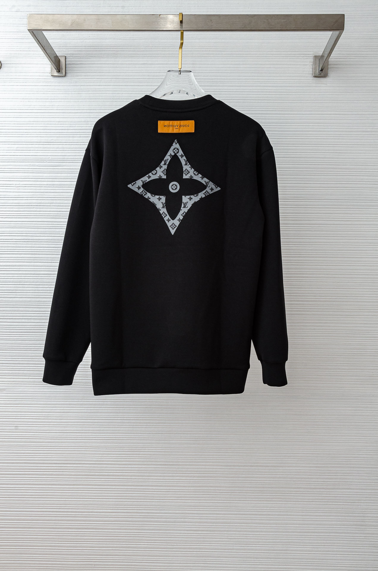 LV 2025FW圆领长袖男士套头卫衣#选用进口56%聚酯纤维 36%再生纤维8%氨纶面料，质感硬朗挺拔