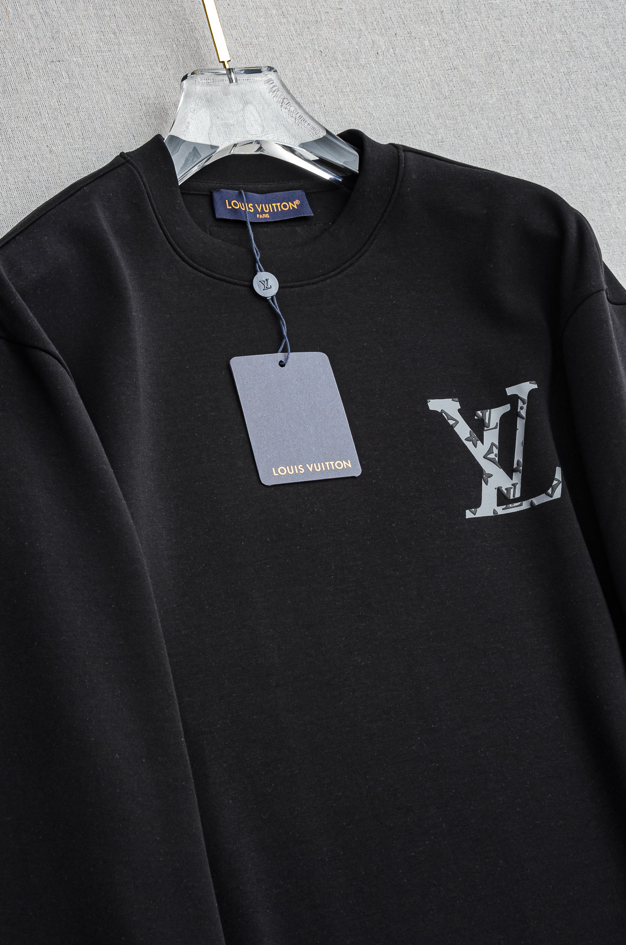 LV 2025FW圆领长袖男士套头卫衣#选用进口56%聚酯纤维 36%再生纤维8%氨纶面料，质感硬朗挺拔