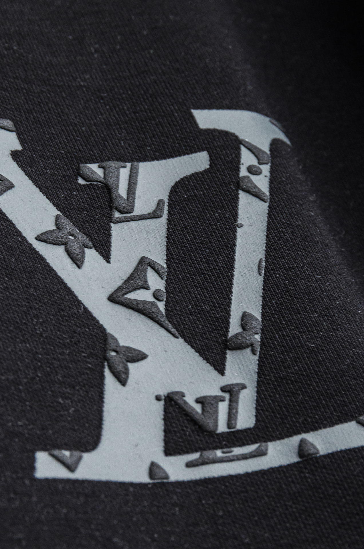 LV 2025FW圆领长袖男士套头卫衣#选用进口56%聚酯纤维 36%再生纤维8%氨纶面料，质感硬朗挺拔