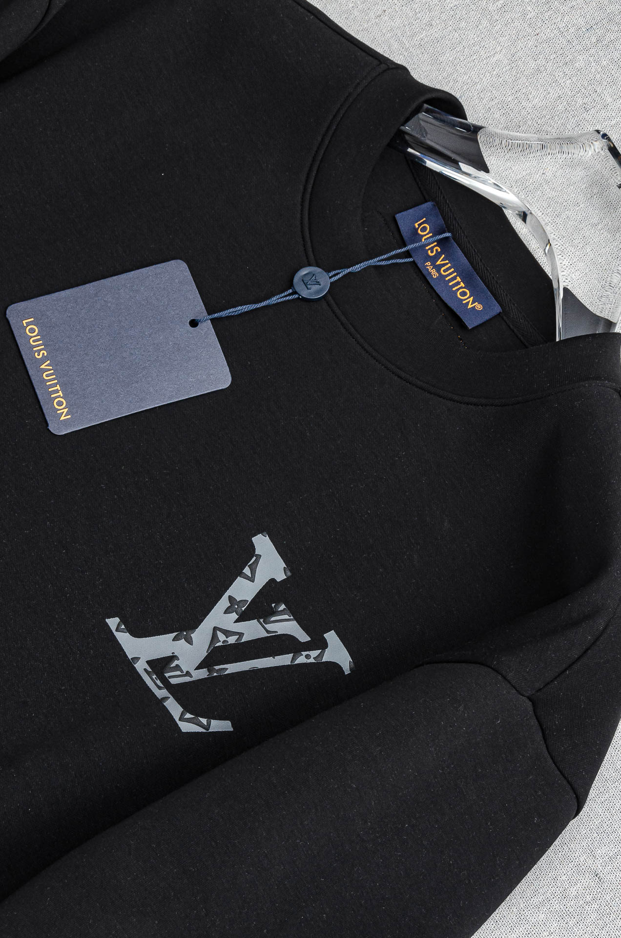 LV 2025FW圆领长袖男士套头卫衣#选用进口56%聚酯纤维 36%再生纤维8%氨纶面料，质感硬朗挺拔