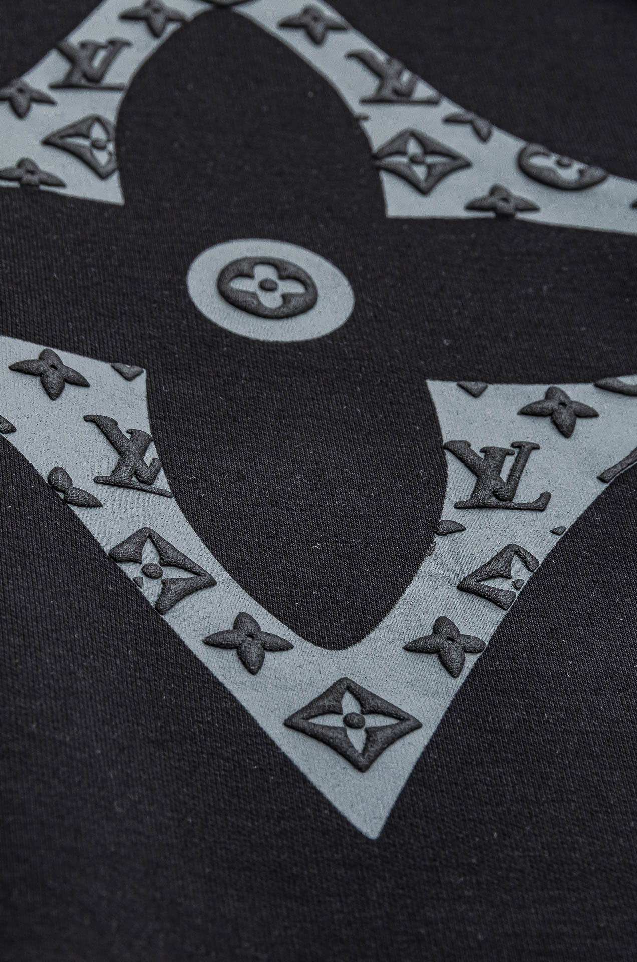 LV 2025FW圆领长袖男士套头卫衣#选用进口56%聚酯纤维 36%再生纤维8%氨纶面料，质感硬朗挺拔