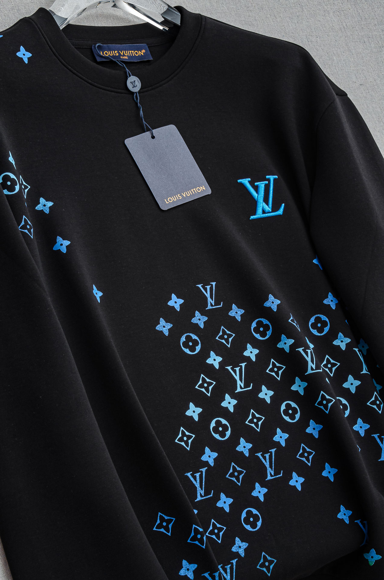 LV 2025FW圆领长袖男士套头卫衣#选用进口56%聚酯纤维 36%再生纤维8%氨纶面料，质感硬朗挺拔