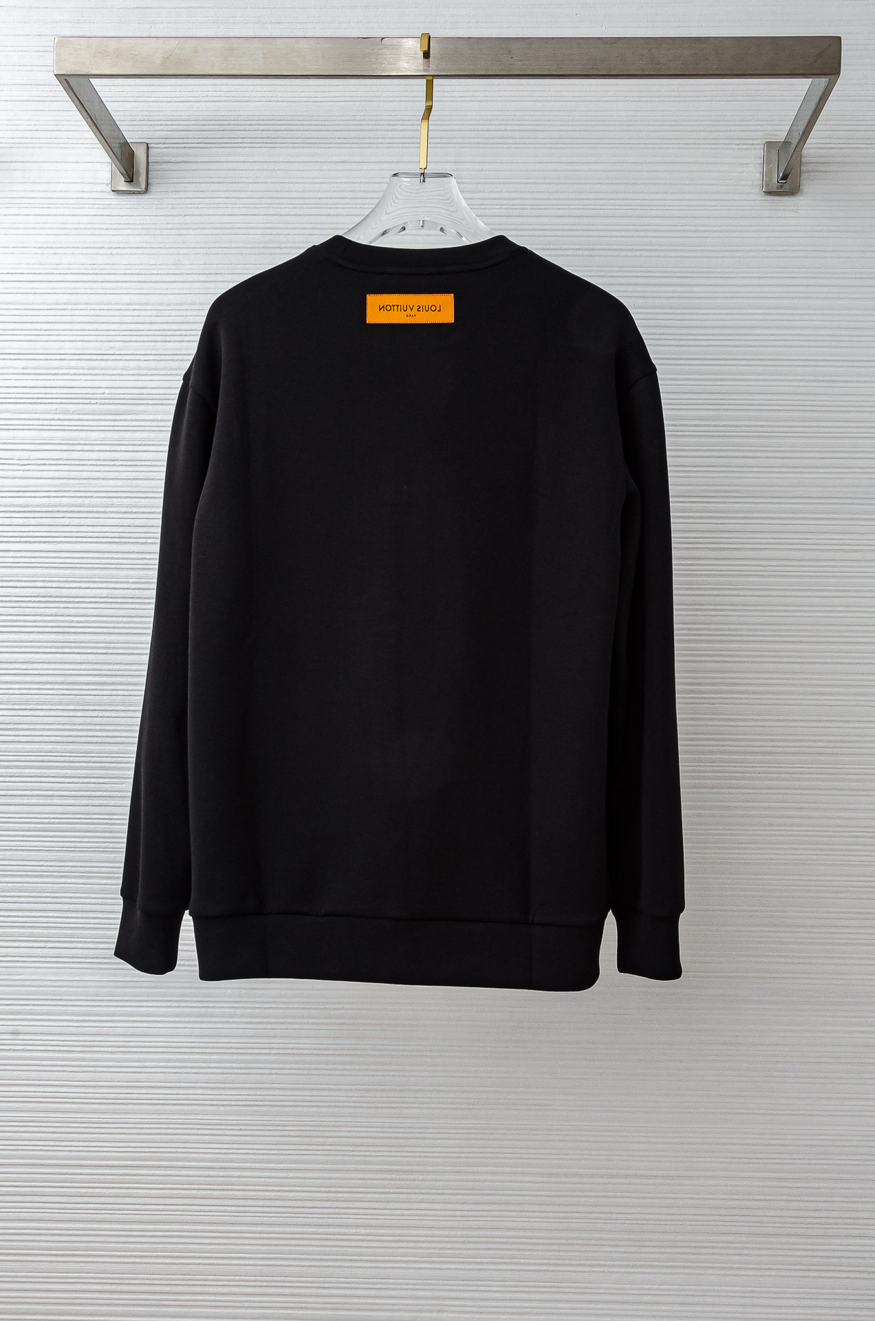 LV 2025FW圆领长袖男士套头卫衣#选用进口56%聚酯纤维 36%再生纤维8%氨纶面料，质感硬朗挺拔