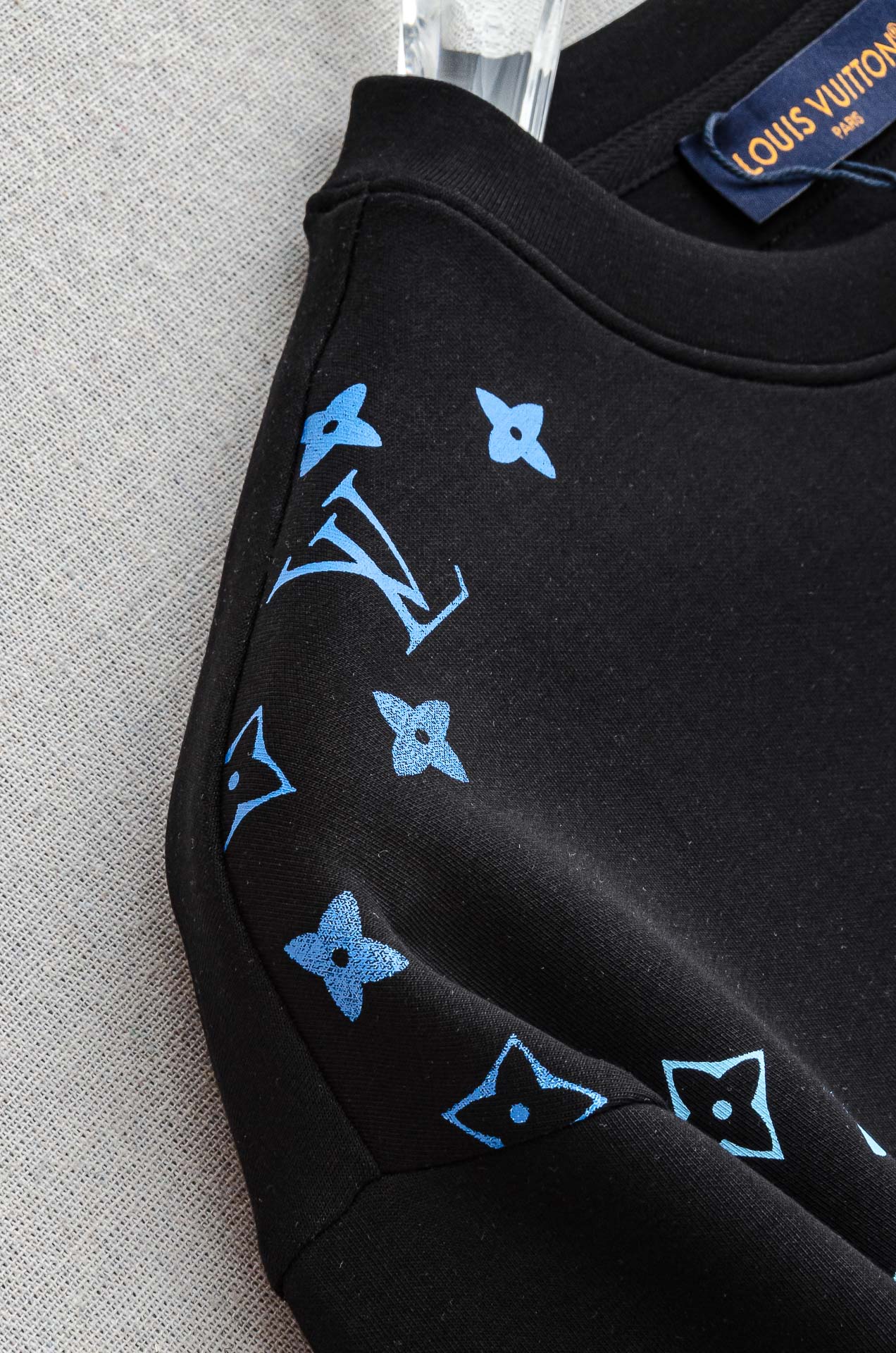 LV 2025FW圆领长袖男士套头卫衣#选用进口56%聚酯纤维 36%再生纤维8%氨纶面料，质感硬朗挺拔