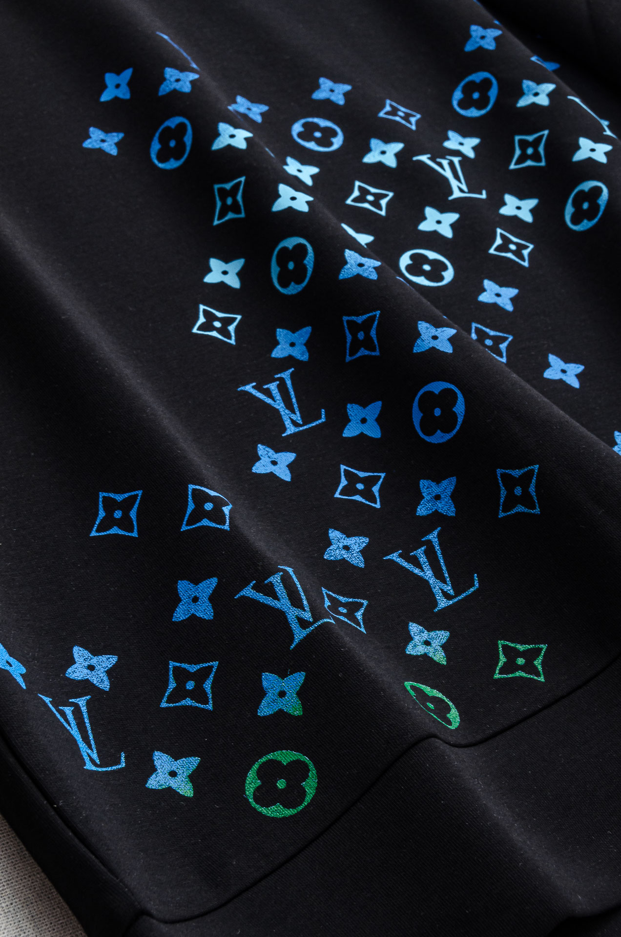 LV 2025FW圆领长袖男士套头卫衣#选用进口56%聚酯纤维 36%再生纤维8%氨纶面料，质感硬朗挺拔