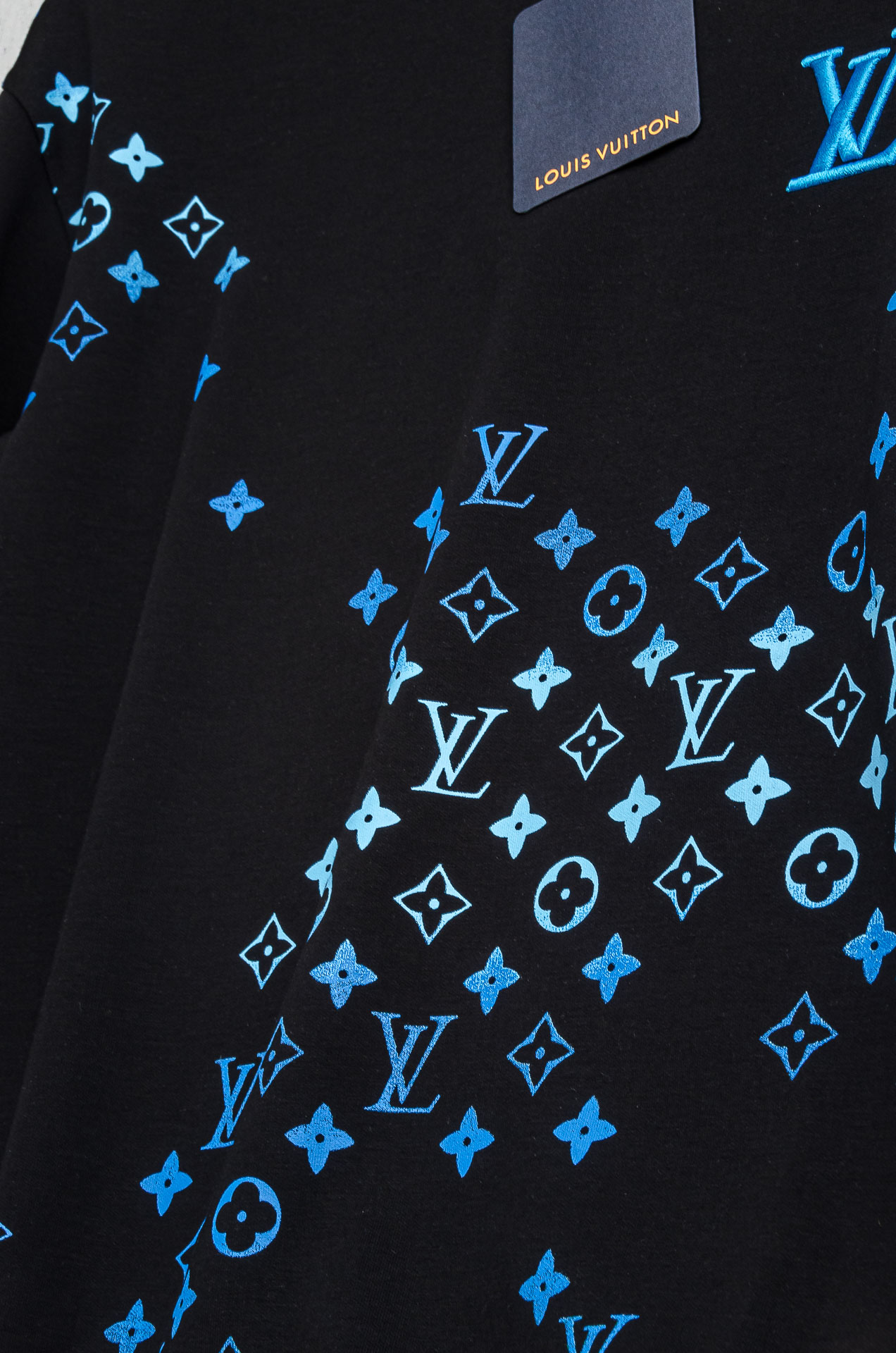 LV 2025FW圆领长袖男士套头卫衣#选用进口56%聚酯纤维 36%再生纤维8%氨纶面料，质感硬朗挺拔