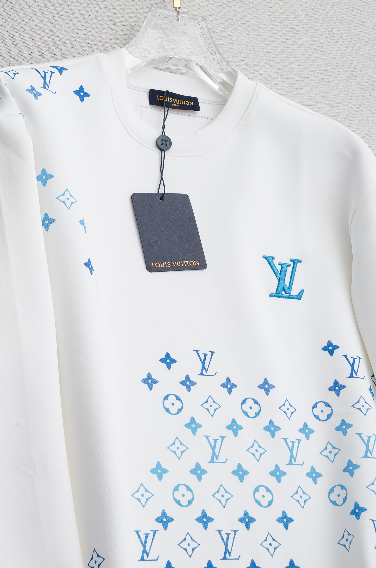 LV 2025FW圆领长袖男士套头卫衣#选用进口56%聚酯纤维 36%再生纤维8%氨纶面料，质感硬朗挺拔