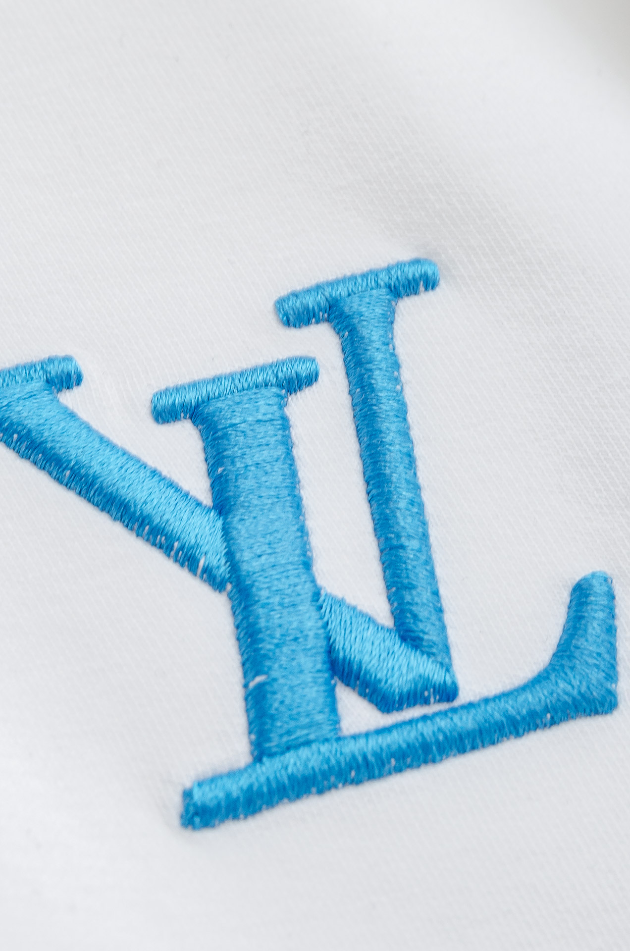 LV 2025FW圆领长袖男士套头卫衣#选用进口56%聚酯纤维 36%再生纤维8%氨纶面料，质感硬朗挺拔