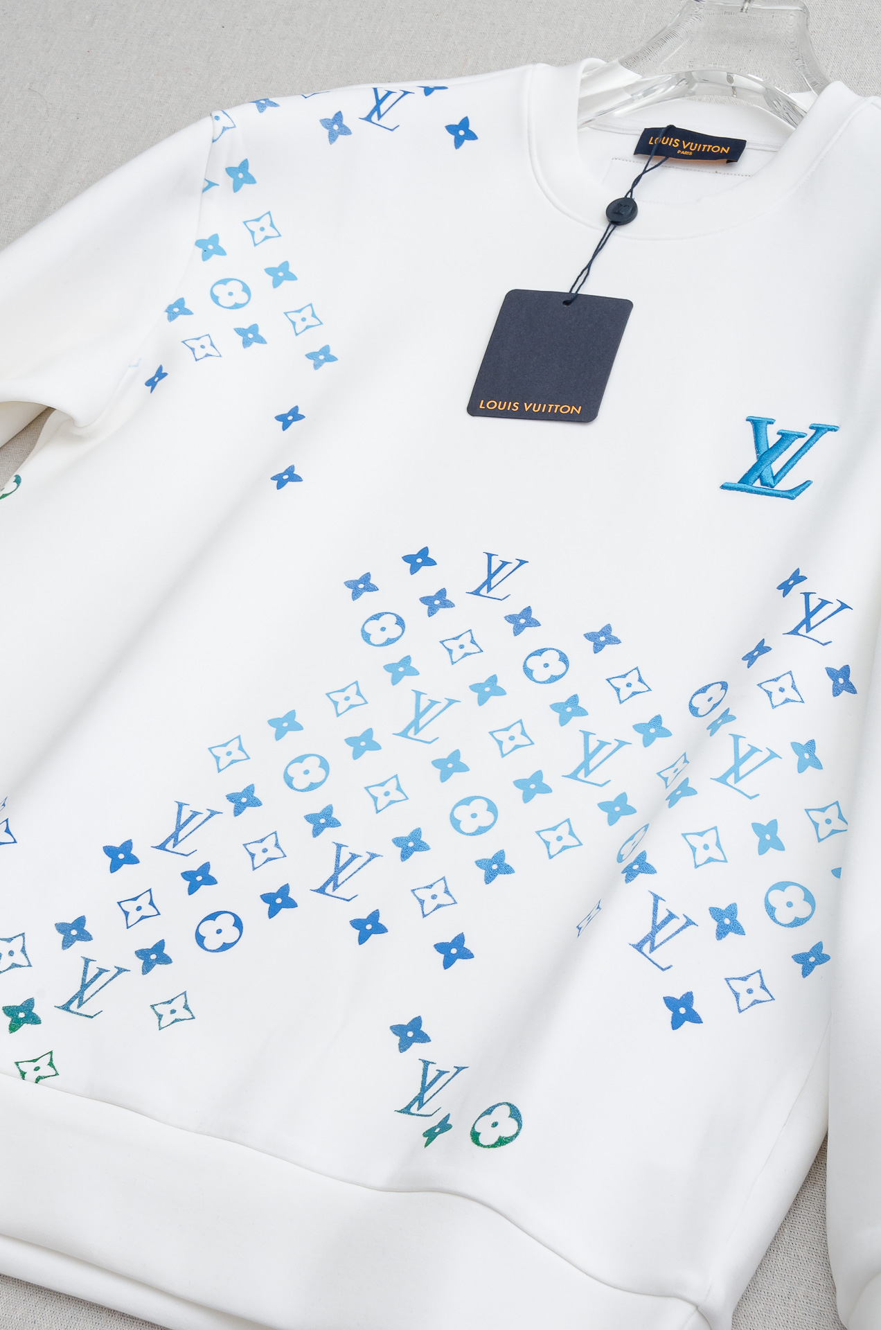 LV 2025FW圆领长袖男士套头卫衣#选用进口56%聚酯纤维 36%再生纤维8%氨纶面料，质感硬朗挺拔