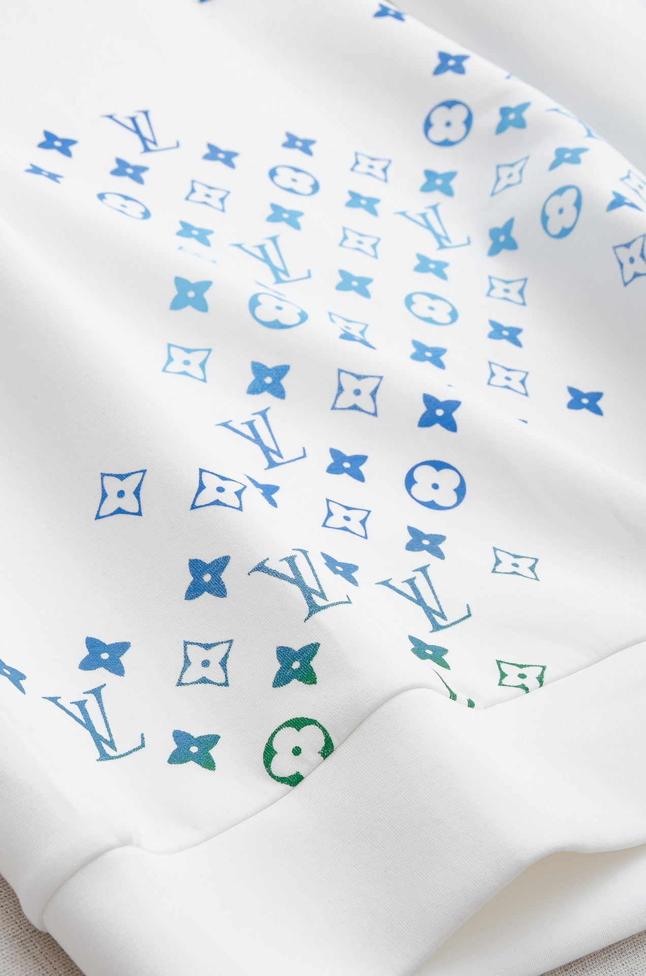 LV 2025FW圆领长袖男士套头卫衣#选用进口56%聚酯纤维 36%再生纤维8%氨纶面料，质感硬朗挺拔