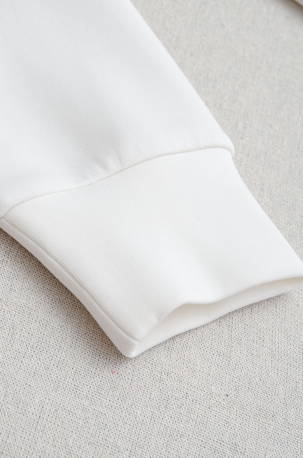 LV 2025FW圆领长袖男士套头卫衣#选用进口56%聚酯纤维 36%再生纤维8%氨纶面料，质感硬朗挺拔