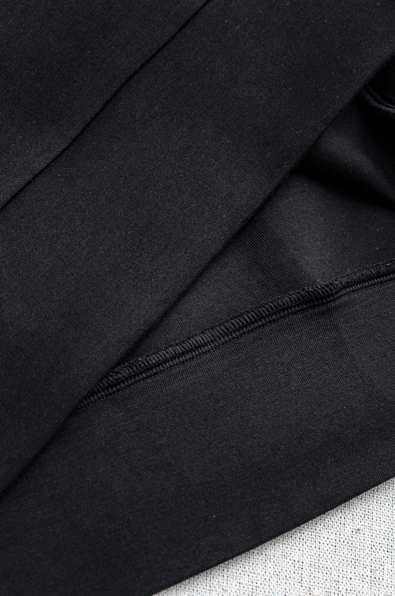 LV 2025FW圆领长袖男士套头卫衣#选用进口56%聚酯纤维 36%再生纤维8%氨纶面料，质感硬朗挺拔