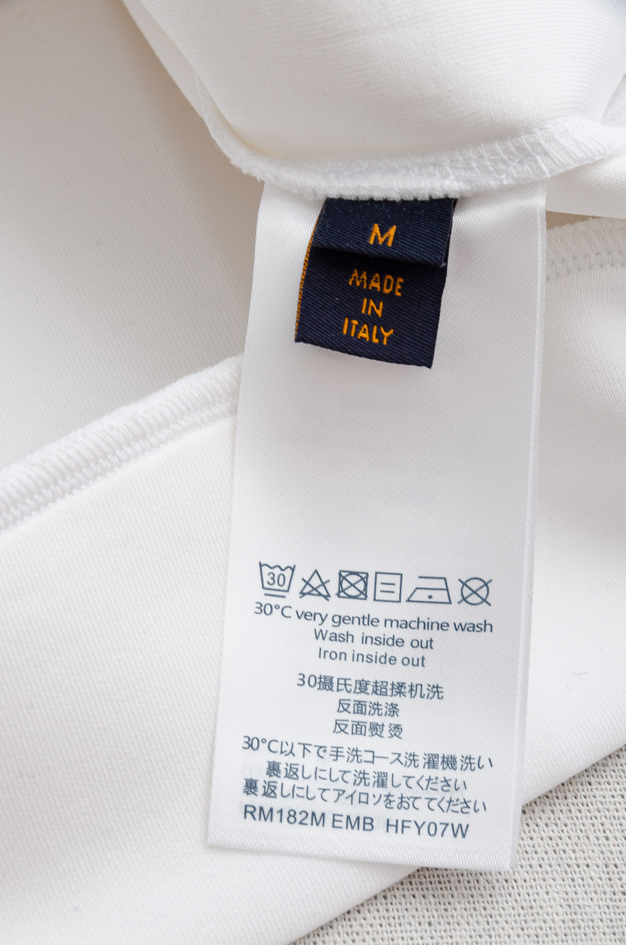 LV 2025FW圆领长袖男士套头卫衣#选用进口56%聚酯纤维 36%再生纤维8%氨纶面料，质感硬朗挺拔