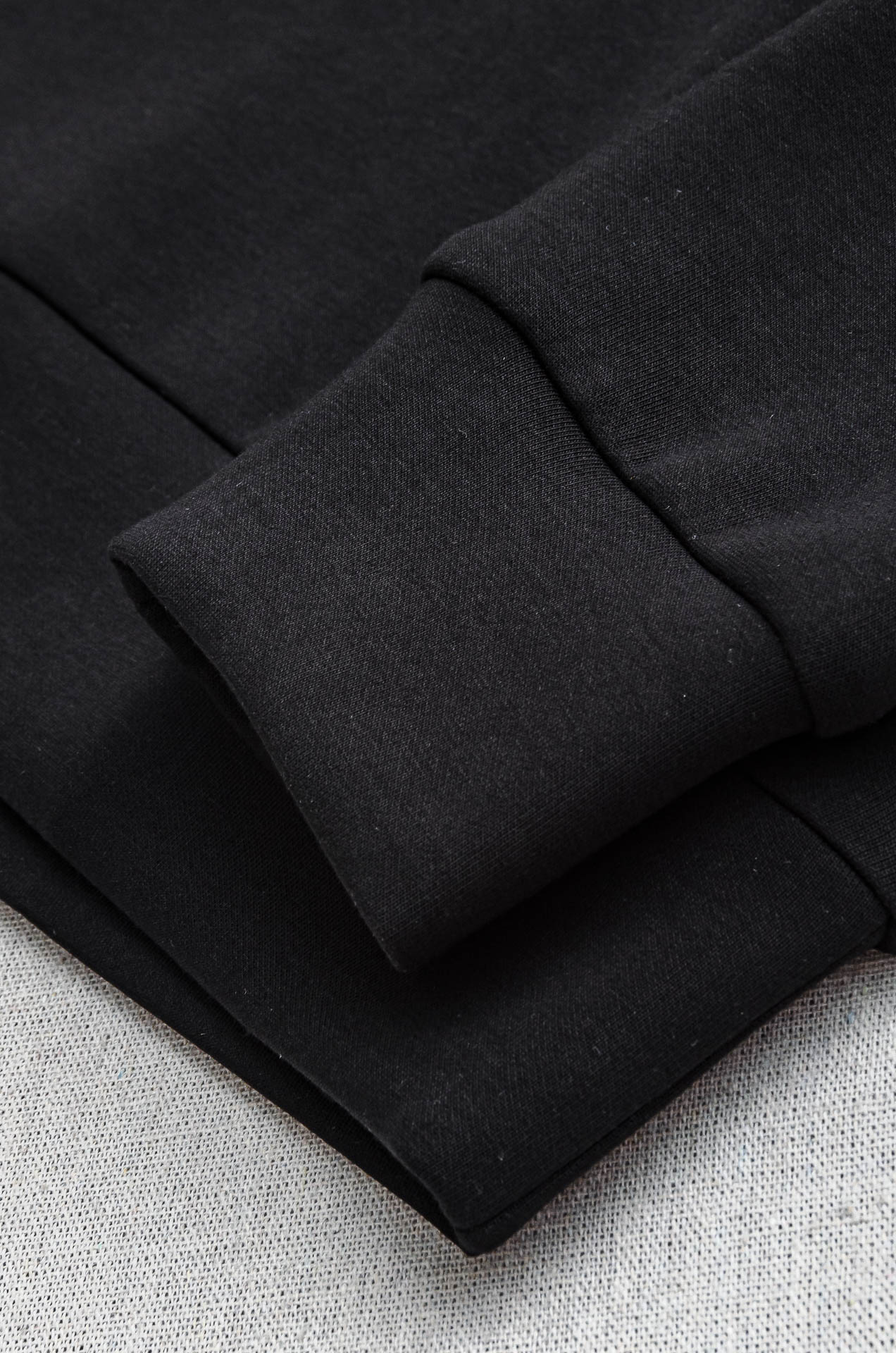 LV 2025FW圆领长袖男士套头卫衣#选用进口56%聚酯纤维 36%再生纤维8%氨纶面料，质感硬朗挺拔