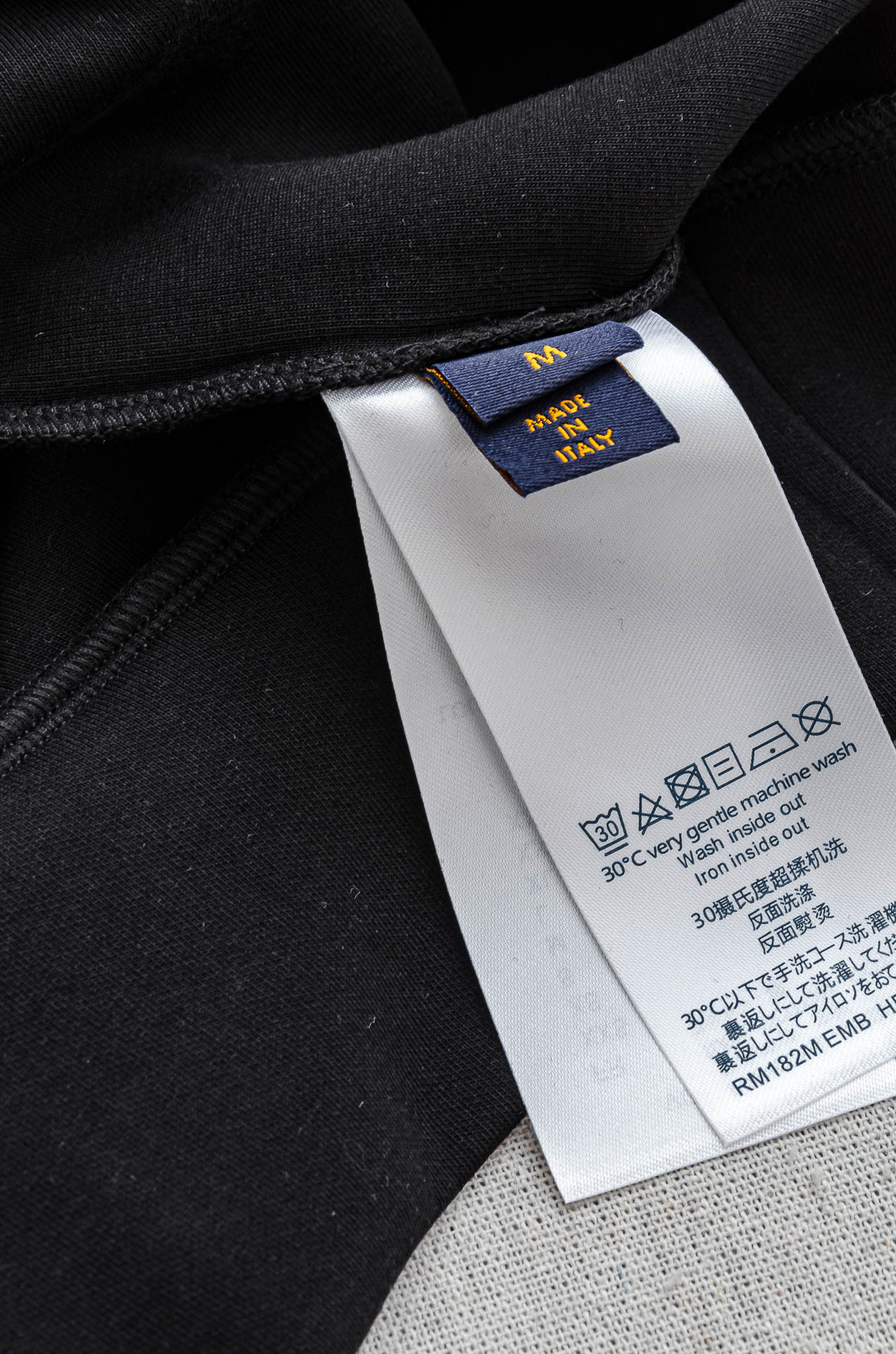 LV 2025FW圆领长袖男士套头卫衣#选用进口56%聚酯纤维 36%再生纤维8%氨纶面料，质感硬朗挺拔