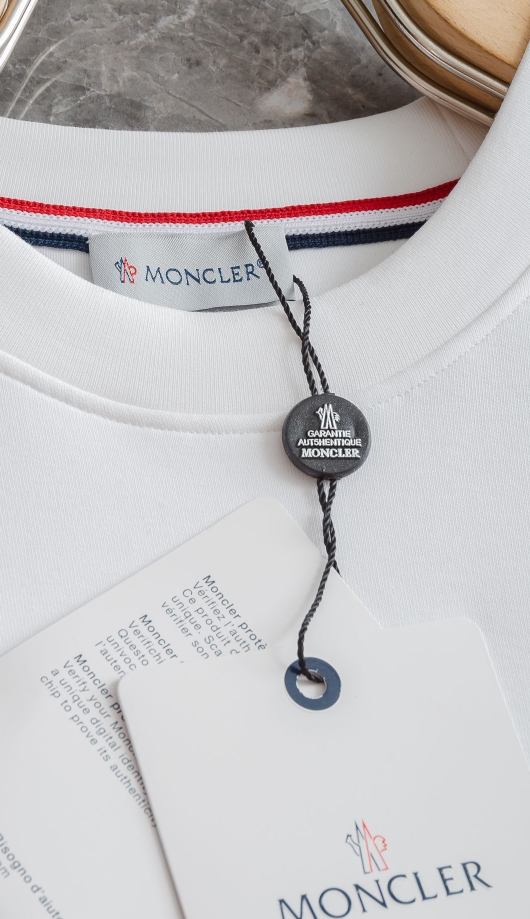 New# 蒙口 moncler2025FW圆领长袖男士套头卫衣#质感硬朗挺拔有型，版型立体不易起皱，上身