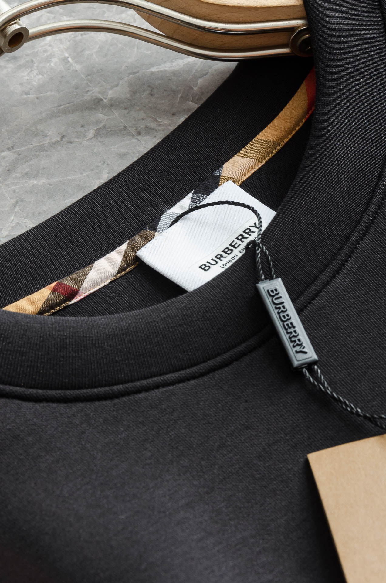 BBR巴宝莉2025FW圆领长袖男士套头卫衣#选用进口56%聚酯纤维 36%再生纤维8%氨纶面料，质感硬